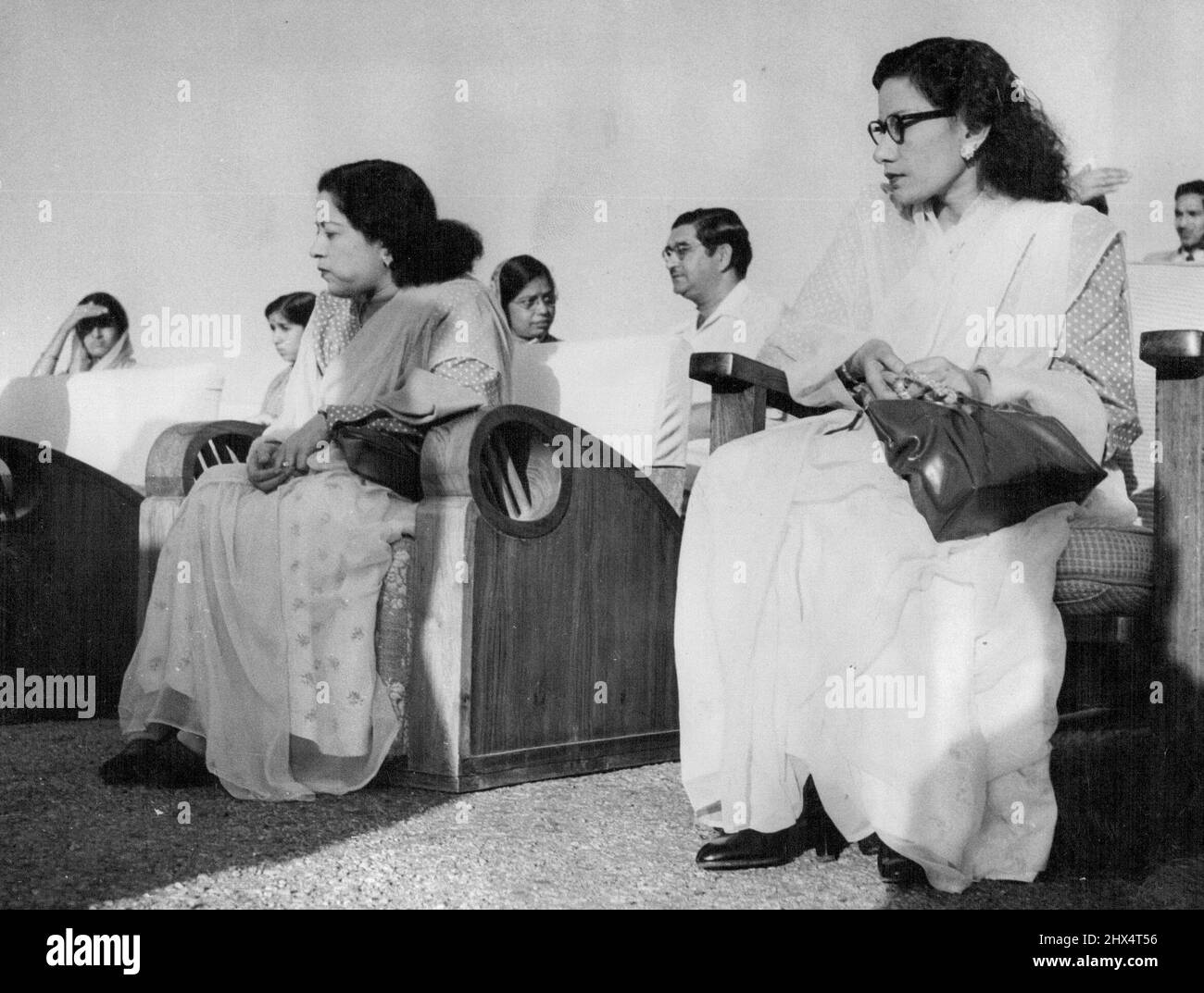 Le due mogli del re nepalese deposto -- le due regine del re deposto di Tribhuvana del Nepal che, secondo l'antica tradizione reale nepalese della famiglia, si sposò lo stesso giorno, Fotografato sul loro arrivo a Nuova Delhi 11th.They ha rifiutato di dare i loro nomi ma i loro soci hanno detto che sono riferiti a come la regina anziana (a sinistra) e la regina junior (a destra).sono arrivati a Nuova Delhi con il re, dopo il volo da Khatmandu, capitale del Nepal, In un aereo dell'esercito indiano. Il re ed il suo entourage ed ha preso rifugio nell'ambasciata indiana nella capitale. Marzo 14, 1955. (Foto di Associat Foto Stock