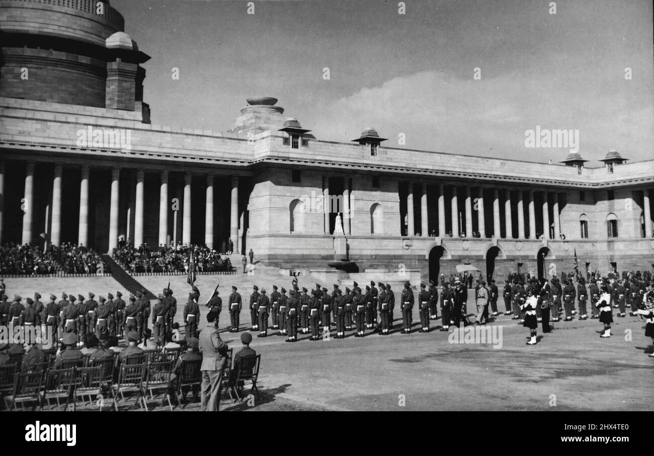 Ultime truppe britanniche a lasciare Delhi - Una visione generale della forza schierata davanti al governo House come Earl Mountabatten ispeziona l'ultima linea di soldati. (Può essere visto appena leggermente a destra del centro, camminando giù la linea).la parata di addio degli ultimi battaglioni dell'esercito britannico da starezionati a Delhi, India, - il primo battaglione, i fusiliers reali di Scozia, E il secondo battaglione - il reggimento est del Lancashire - si tenne nel piazzale della casa di governo, nel dicembre 19. Un partito simbolico di cento uomini rappresentò i due battaglioni quando il Governatore Generale, Earl Mountbatten, prese Foto Stock