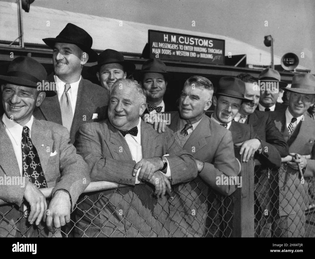 VIC. Sportivo sulla strada per l'inglese per vedere Derby & Oaks. Includono addestratori, proprietari & bookies. Lato anteriore sinistro. Theo Lewis, Dr. W. Flynn, Pat Quinlan, Bill Duncan, Jack Lynch, Len Jewson, Mick Grove. Indietro, Ted Rippon, Bill Rippon, Don Mace. Maggio 21, 1951. Foto Stock