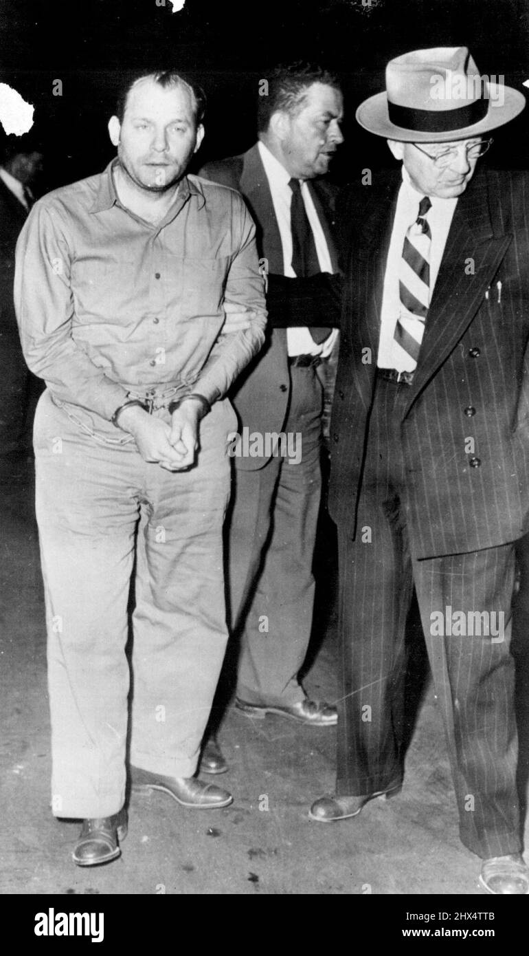 LED in prigione - Carl Austin Hall (a sinistra), uno dei rapitori confessati di Bobby Greenlease di sei anni, è condotto nel tribunale della contea di Jackson oggi da Les Davison (a destra), vice maresciallo degli Stati Uniti da St. Louis, dopo essere stato trasferito a Kansas City con il suo compagno, la signora Bonnie Brown Heady. Hall è incatenato e manacled. La partenza della coppia da St. Louis è stato tenuto segreto come sono stati restituiti dall'automobile alla scena del rapimento 15 giorni fa. Ottobre 13, 1953. (Foto di AP Wirephoto). Foto Stock