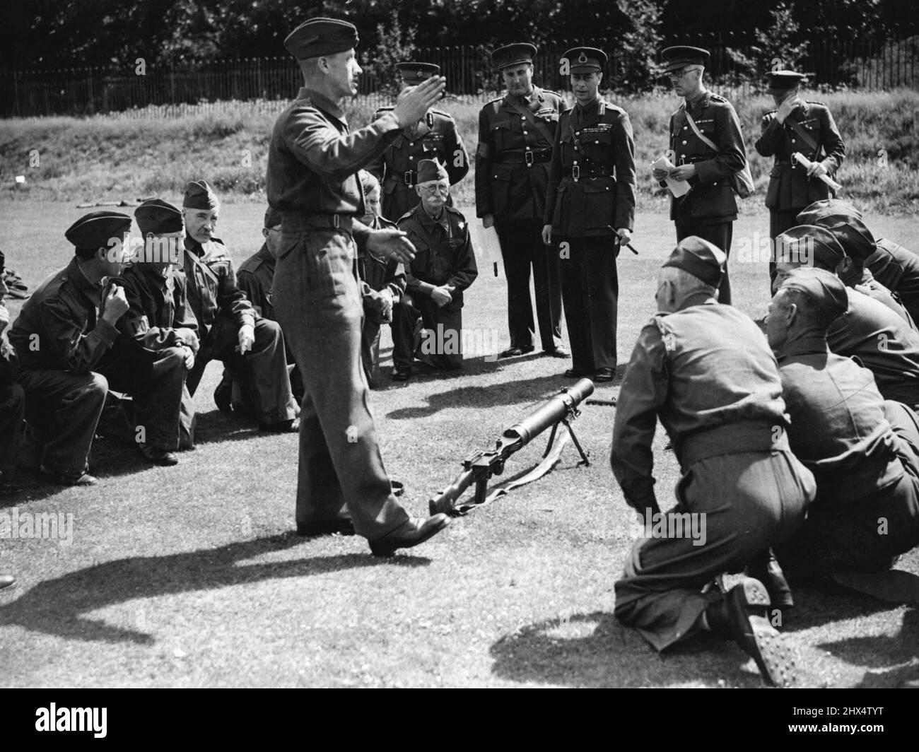 Il Re ispeziona la L.D.V.s - il re che guarda la L.D.V.s all'istruzione di mitragliatrice. Il re ispezionò i L.D.V.s per la prima volta guardò gli uomini in formazione in una zona di Londra oggi. Settembre 9, 1940. (Foto di London News Agency Photos Ltd.). Foto Stock