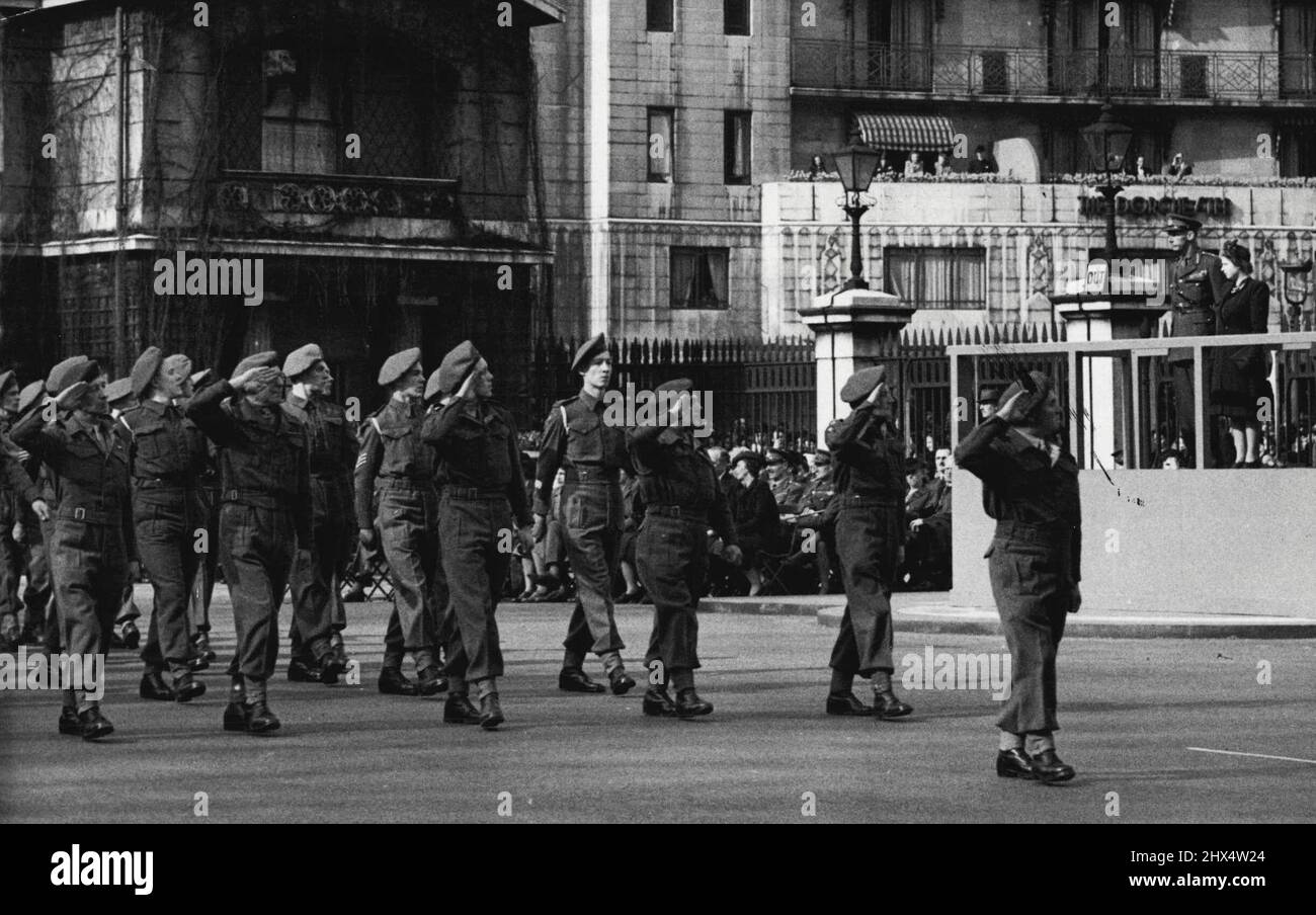La principessa Elizabeth prende la Salute al Cadets marzo passato: La principessa Elizabeth prende il saluto come i Cadets marciano a Stanhope gate, Hyde Park, Londra, questo pomeriggio (domenica). La principessa Elizabeth ha preso il saluto ad un passato di marcia di più di cinque migliaia di Cadetti dell'esercito a Hyde Park, Londra, questo pomeriggio (domenica). Aprile 7, 1946. Foto Stock