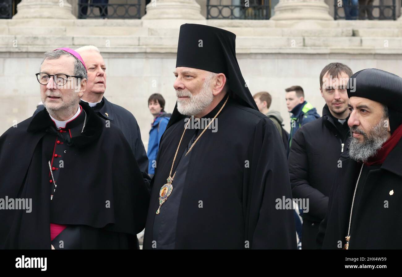05/03/22 i leader religiosi si sono riuniti per pregare per la pace in Ucraina, Trafalgar Sq, Londra, Regno Unito Foto Stock
