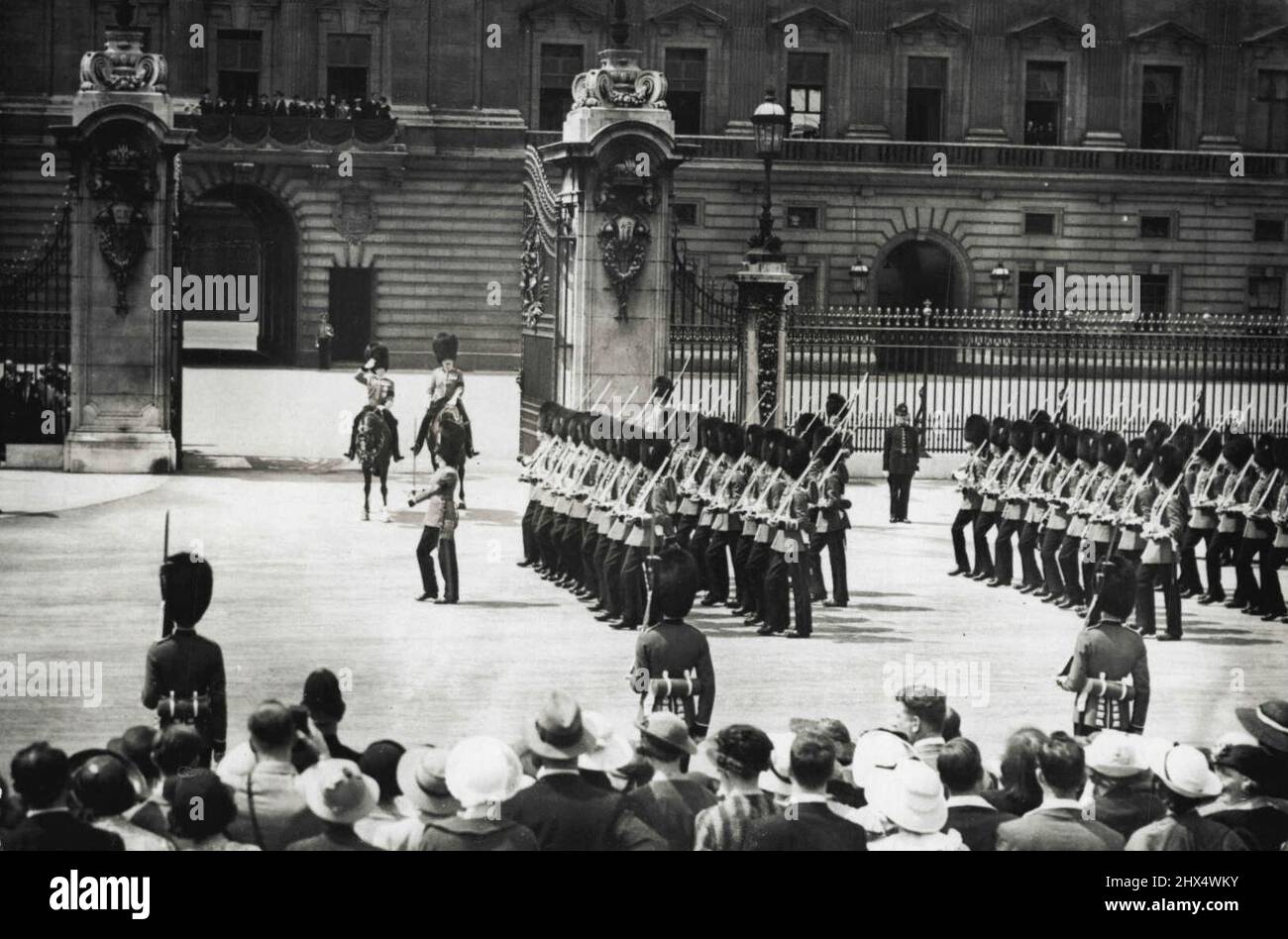 Truppe britanniche - (Trooping of the Color) (vedi anche: Horse Gurro) - Parade London - truppe. Luglio 20, 1936. (Foto della stampante associata). Foto Stock