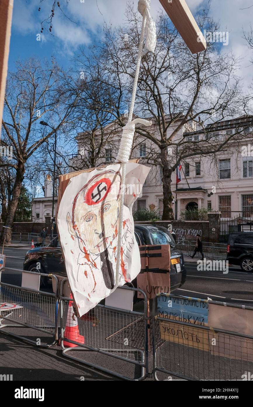 Londra UK, 9th marzo 2022. Un'immagine di Vladimir Putin raffigurata come Adolf Hitler oscilla da un gibbet improvvisato di fronte all'ambasciata russa. Foto Stock