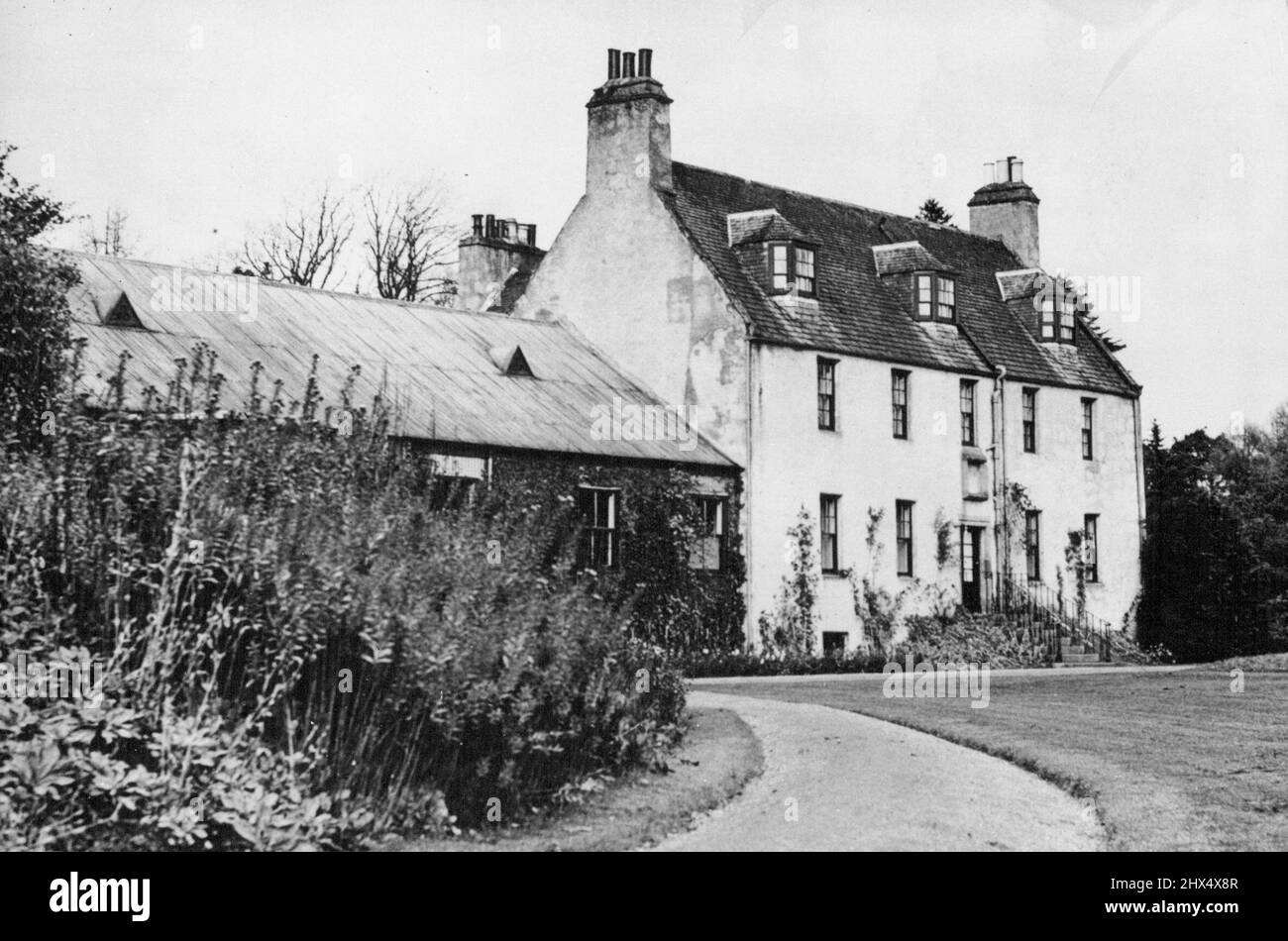 Birkhall è casa di luna di miele per Elizabeth e Phillip -- il percorso di guida curving all'avvicinamento a Birkhall, Abergeldie Shire dove la principessa Elizabeth e Lieut. Phillip trascorrerà l'ultima parte della loro luna di miele. Birkhall, vicino a Balmoral, dove sarà trascorsa la seconda parte della luna di miele reale, è un palazzo di tre piani che si erge in una glen fortemente boscosa, a pochi chilometri da Balmoral. Costruita nel 1715, fu in possesso della famiglia Gordon di Abergeldie fino al 1852, quando fu acquistata dal re Edoardo VII, allora Principe di Galles. Novembre 13, 1947. Foto Stock