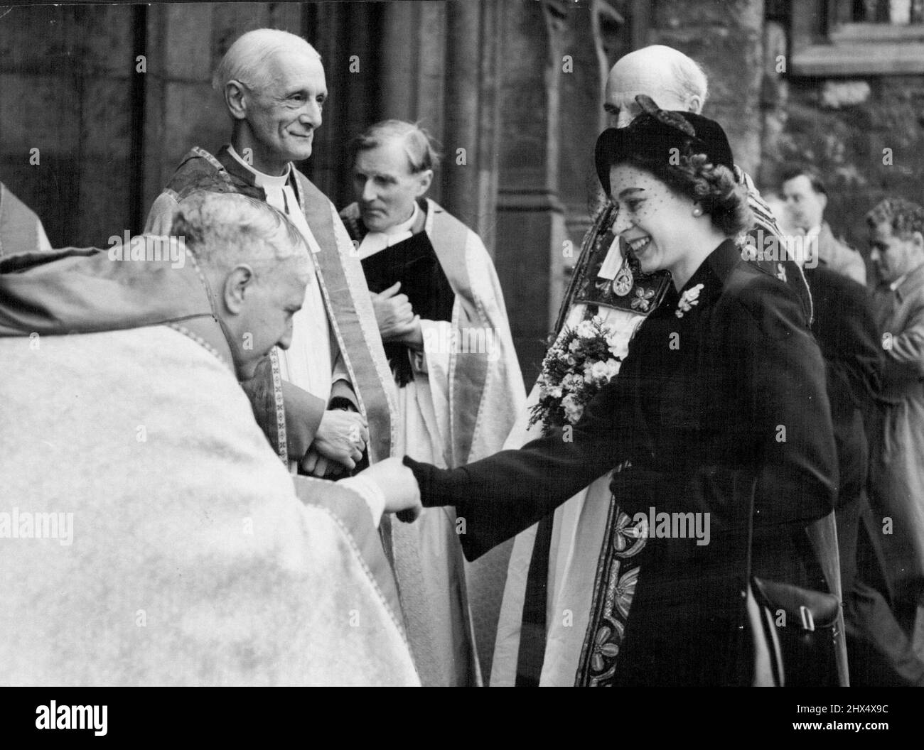 Il primo impegno pubblico di Elisabetta II, sua Maestà la Regina, eseguì il primo impegno pubblico del suo Regno quando questa mattina distribuì il Royal Maundy nell'Abbazia del Ministro occidentale. Ogni Giovedì di Maundy un certo numero di uomini e donne ricevono il Pence di Maundy che sono particolarmente constati per l'occasione. Il numero di Pence ricevuto e il numero di crediti sono entrambi per tradizione pari al numero di anni che il Monarca ha raggiunto. A-giorno il numero era 26, il più piccolo dai primi anni del Regno della regina Vittoria. La cerimonia di Maundy è di grande antichità ed è conosciuta per essere Foto Stock