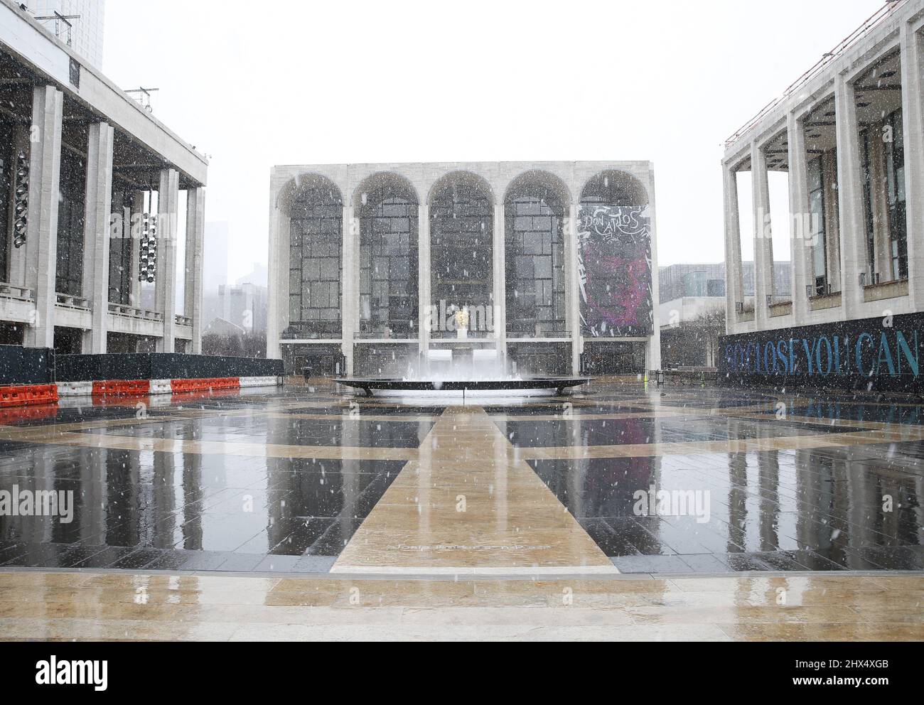 New York, Stati Uniti. 09th Mar 2022. Snow Falls sul Lincoln Center e il recentemente rinnovato David Geffen Hall a New York City mercoledì 9 marzo 2022. La casa della New York Philharmonic riaprirà nell'ottobre 2022, un anno e mezzo prima del calendario, dopo che la costruzione fu accelerata durante la pandemia. Foto di John Angelillo/UPI Credit: UPI/Alamy Live News Foto Stock