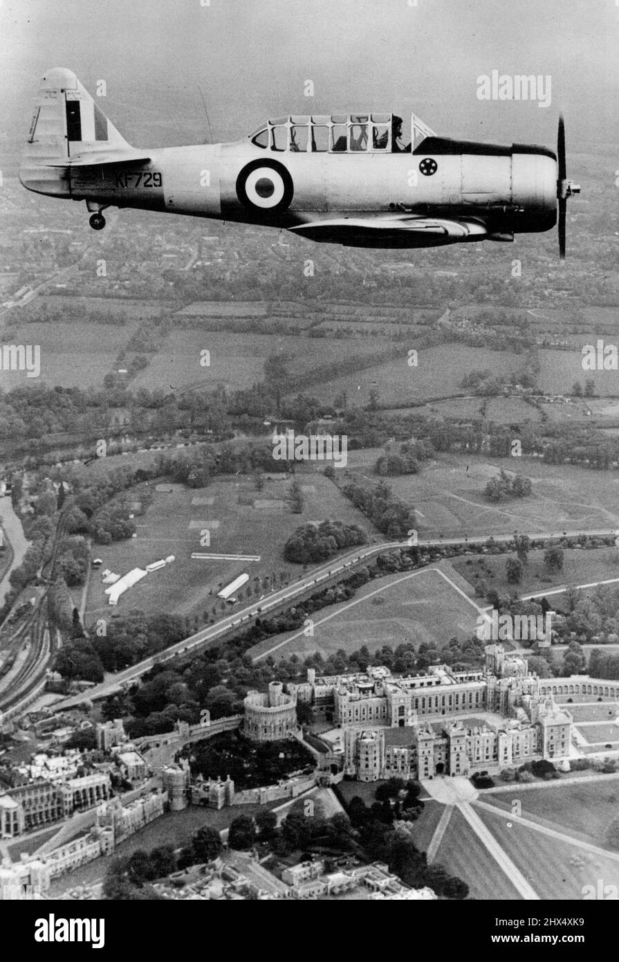 Il Duca si fiaccia su Windsor -- la prima immagine aria-aria del Duca di Edimburgo che vola il suo velivolo addestratore di Harvard sopra il Castello di Windsor - uno dei suoi ultimi voli prima di ricevere la sua forza aerea reale 'Wings'. Il quadro è stato preso da un altro velivolo pilotato da Flight-tenant C.R. Gordon, l'istruttore di volo del duca. Maggio 6, 1953. (Foto di United Press Photo). Foto Stock