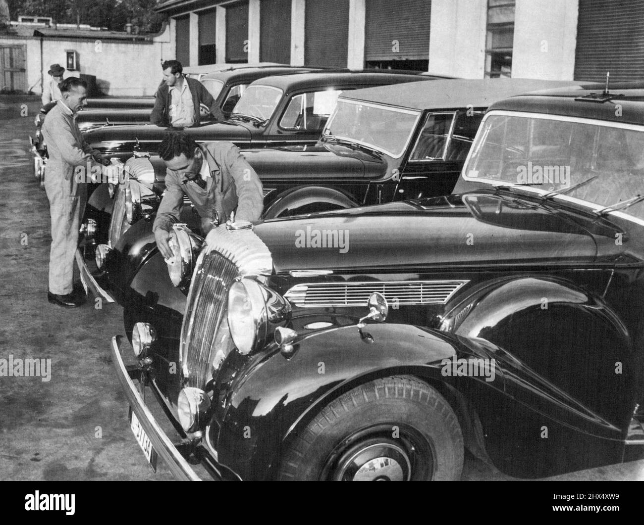 Hauptmann: Le auto spedite nella borsa della notte scorsa sono quelle che saranno utilizzate per il tour reale. Ci sono tre humbers e due daimlers. Sono stati portati fuori per il 1951. Royal tour e hanno fatto solo pochi chilometri. L'auto è garaged alla sezione di trasporto del Commonwealth Dept di approvvigionamento, a Victoria Barrack, Melbourne. McKenna. Giugno 1, 1953. Foto Stock