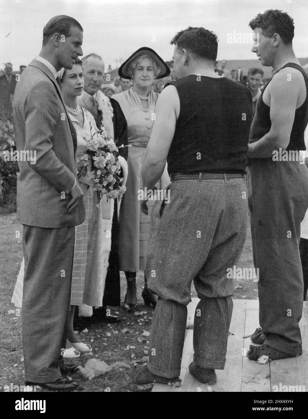 La dimostrazione di Sheep-Shearing..... è stata messa in scena per il Duca dai fratelli Bowen, che detengono il campionato del mondo. La Regina vide il loro lavoro prima ad Hamilton, ma il Duca fu via al funerale delle vittime del disastro ferroviario. Gennaio 25, 1954. Foto Stock