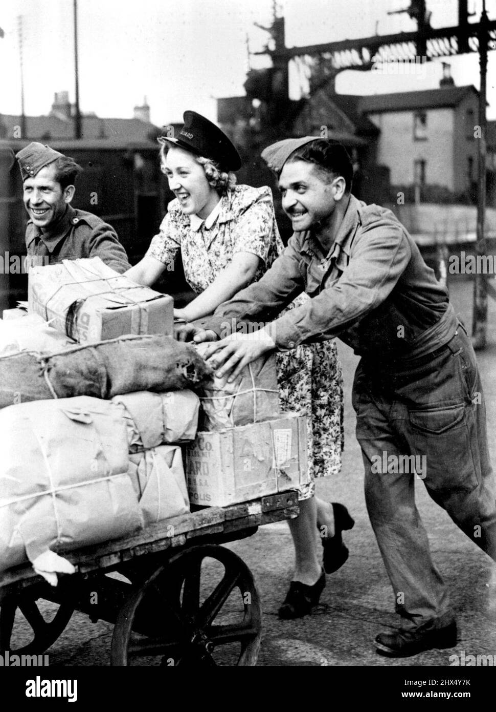 Italian Help in Britain.Two 'cooperative' Working ***** Beauty Lambourn, un operaio ferroviario di 20 anni.più di 60.000 prigionieri di guerra italiani in questo paese hanno approfittato dell'invito del governo britannico a diventare volontari nello sforzo comune di guerra. Queste 'cooperative', così come sono ora definite, sono formate in unità organizzate su base militare, con personale, per quanto pratico da ufficiali italiani e N.C.o e sono ora autorizzate a parlare con i membri del pubblico, visitare case private, se invitate a farlo, E visitare i cinema a discrezione del loro C.C., ma non possono it Foto Stock