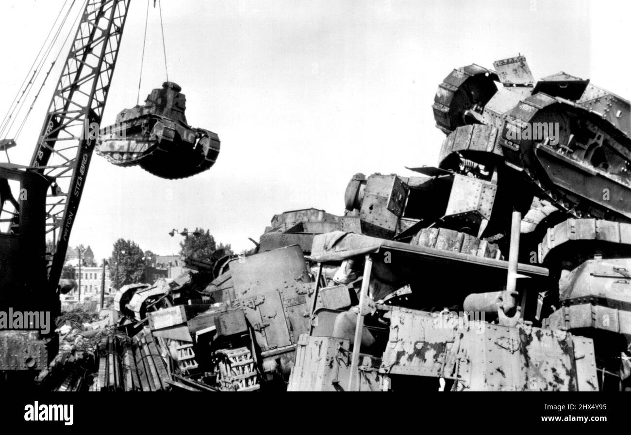 Torna alle Guerre -- in navi carri armati costruiti per la prima guerra mondiale -- 177 di loro che erano stati arrugginiti via in un campo a ft. Meade, Md., dal 1918 -- sono impilati in un cantiere di rottami di Baltimora Agosto 16 per essere fusi in metallo per le navi da carico nuove. Gennaio 01, 1942. (Foto di stampa associata). Foto Stock