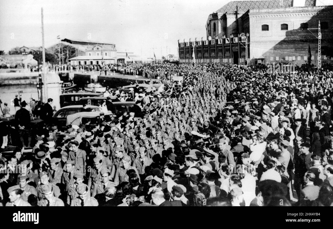 Le truppe italiane lasciano la Spagna. Una folla enorme sul Quayside a Cadiz guardando i soldati italiani che arrivano a bordo di navi da trasporto in cui sono stati ripresi in Italia. Giugno 05, 1939. (Foto di Keystone). Foto Stock