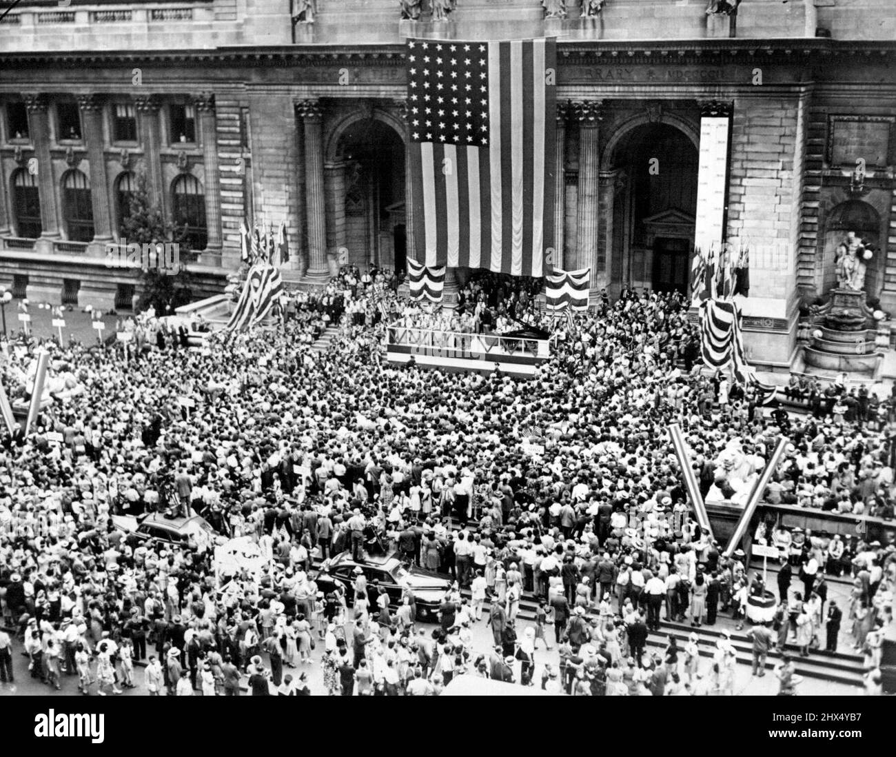 Questa folla ha acquistato $1.435.000 obbligazioni di guerra degli Stati Uniti - per la seconda volta in due settimane un New York City 'Victory Party' sottoscritto a più di un milione di dollari di obbligazioni di guerra degli Stati Uniti. In un enorme raduno di fronte alla Biblioteca pubblica, sulla famosa Fifth Avenue, un totale di $1.435.000 in obbligazioni è stato acquistato da una folla di 25.000, snown qui. Novembre 02, 1942. (Foto di Interphoto News Pictures, Inc.). Foto Stock