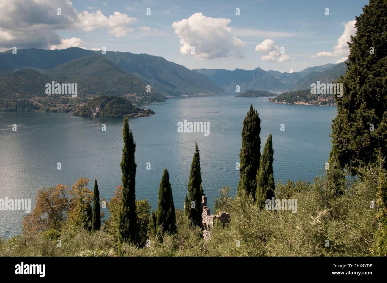Strade secondarie Italia settentrionale - Drive 4, strade secondarie Italia settentrionale, Lombardia, Lago di Como, Castello di Vezio, Vista sul lago dal castello Foto Stock