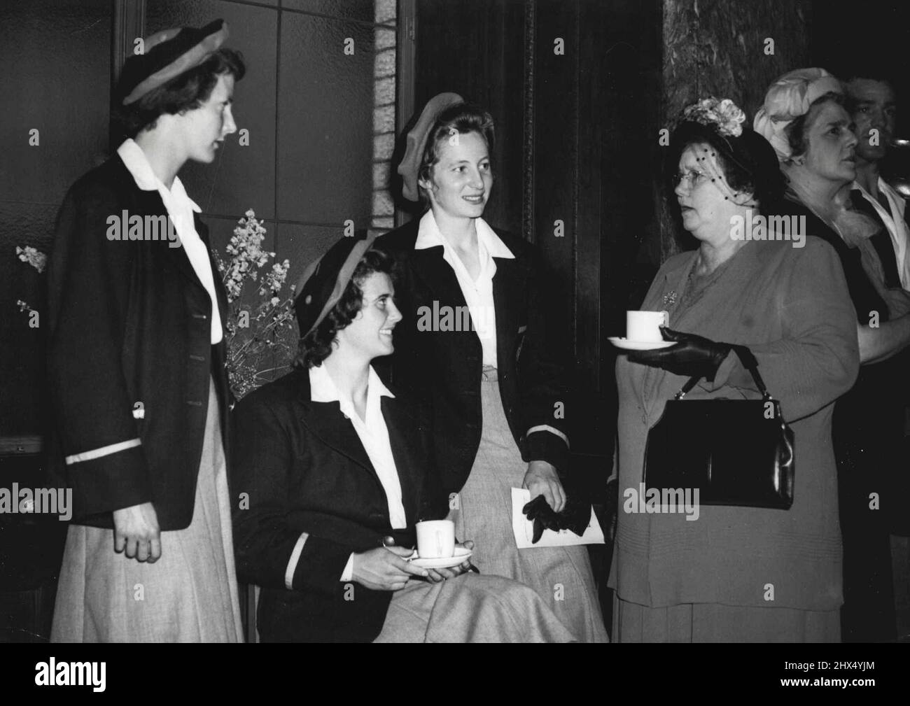 Atleti australiani onorati: La signora Beasley prendere il tè con tre delle donne olimpiche concorrenti. Da sinistra a destra sono Judy Canty, di Sydney (Long Jump); June Maston, di Sydney (Long Jump and Relay); e Shirley Strickland, di Perth, No. 1 Australian Woman entrant, in competizione in 100 & 200 metri sprint, 80 metri ostacoli e relè. L'Alto Commissario per l'Australia, Beasley, ha tenuto oggi un ricevimento presso l'Australia House di Londra per la squadra dei Giochi Olimpici Australiani. Luglio 19, 1948. (Foto di Fox). Foto Stock