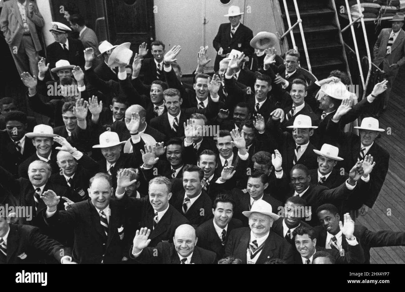 Gli atleti degli Stati Uniti arrivano: I membri maschi delle squadre olimpiche degli Stati Uniti salgono in Inghilterra al loro arrivo a Southampton sulla S. S. America. Luglio 23, 1948. (Foto per funzioni speculare). Foto Stock