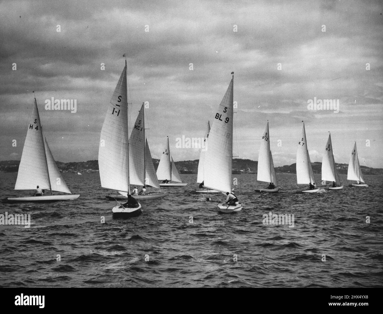 Il primo successo della Gran Bretagna nello Yachting olimpico : gli yacht di classe di Swallow jockeying all'inizio della loro corsa a Torbay Agosto 4, quando la Gran Bretagna ha registrato la sua prima vittoria di Yachting dei Giochi Olimpici. Yacht K.7, lo 'Swift', navigato da S.H. Morris, ha vinto l'evento in 1 ore, 56 minuti, 54 secondi. La voce canadese 'Scaup' (K.C.1), navigata da J. Robertson era seconda, con la Svezia 'Chance' (S.2) terza, altre navi non identificabili sono, H. 4 (Holland'S t.a. Margriet), L.1 (Enotria italiana). K.10 (Eire's 'The Cloud'), BL.9 (Brazil 'Andorinha'), P. 12 (Portugal's 'Symphony') e U.I (United States' 'Mar Foto Stock