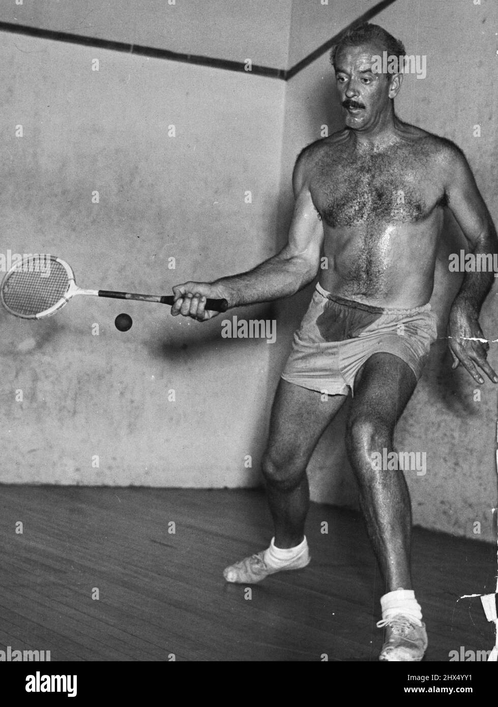 Regolarmente, per mantenersi in forma, Walker gioca racchette da squash, nessun gioco per una persona sciagola. Aprile 12, 1950. Foto Stock