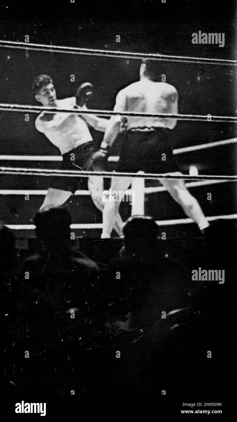 Loughran Beats Strickland a Wembley -- un incidente durante la lotta tra Tommy Loughran d'America e Maurice Strickland della Nuova Zelanda, all'Empire Stadium, Wembley. Loughran è stato il vincitore dei punti. Novembre 12, 1935. (Foto di Keystone). Foto Stock