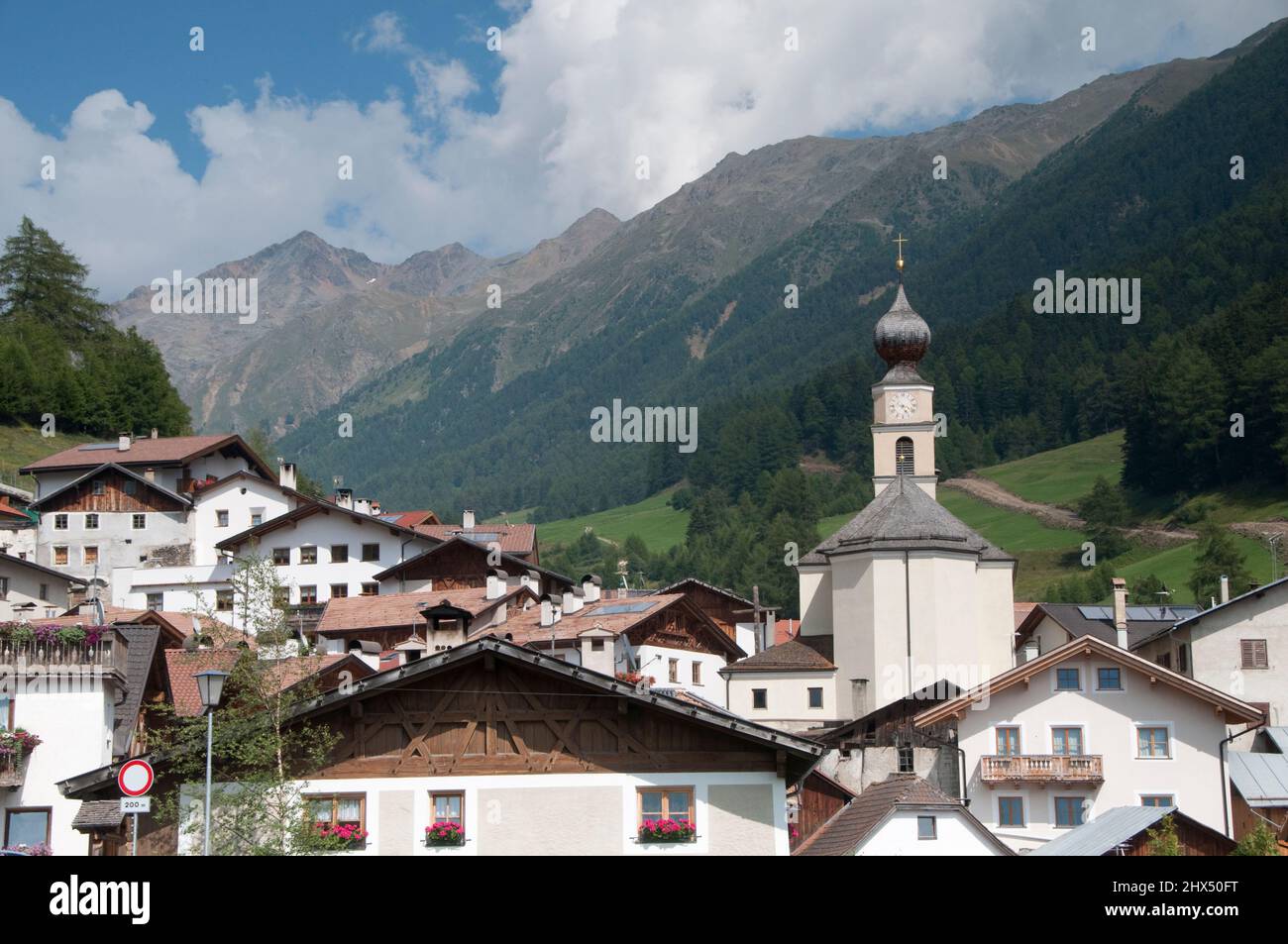 Indietro strade Nord Italia - Drive 8, strade secondarie Nord Italia, Trentino Alto Adige, Val di Planol, villaggio di Planeil Foto Stock