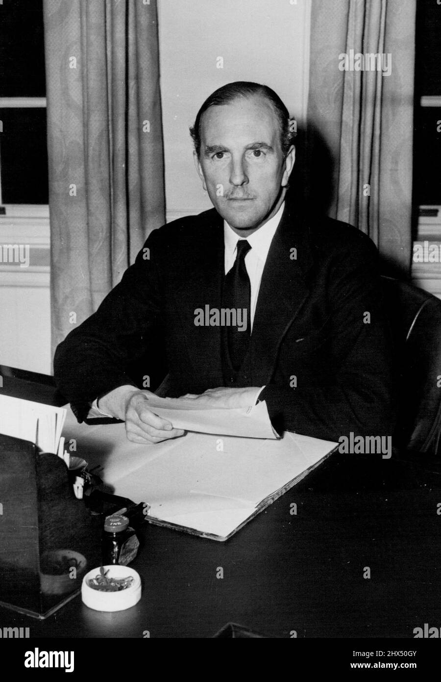 Il nuovo Segretario di Stato per la Scozia James Stuart, il nuovo Segretario di Stato per la Scozia, ha illustrato alla sua scrivania presso l'ufficio scozzese, Great College-Street. Ottobre 30, 1951. Foto Stock