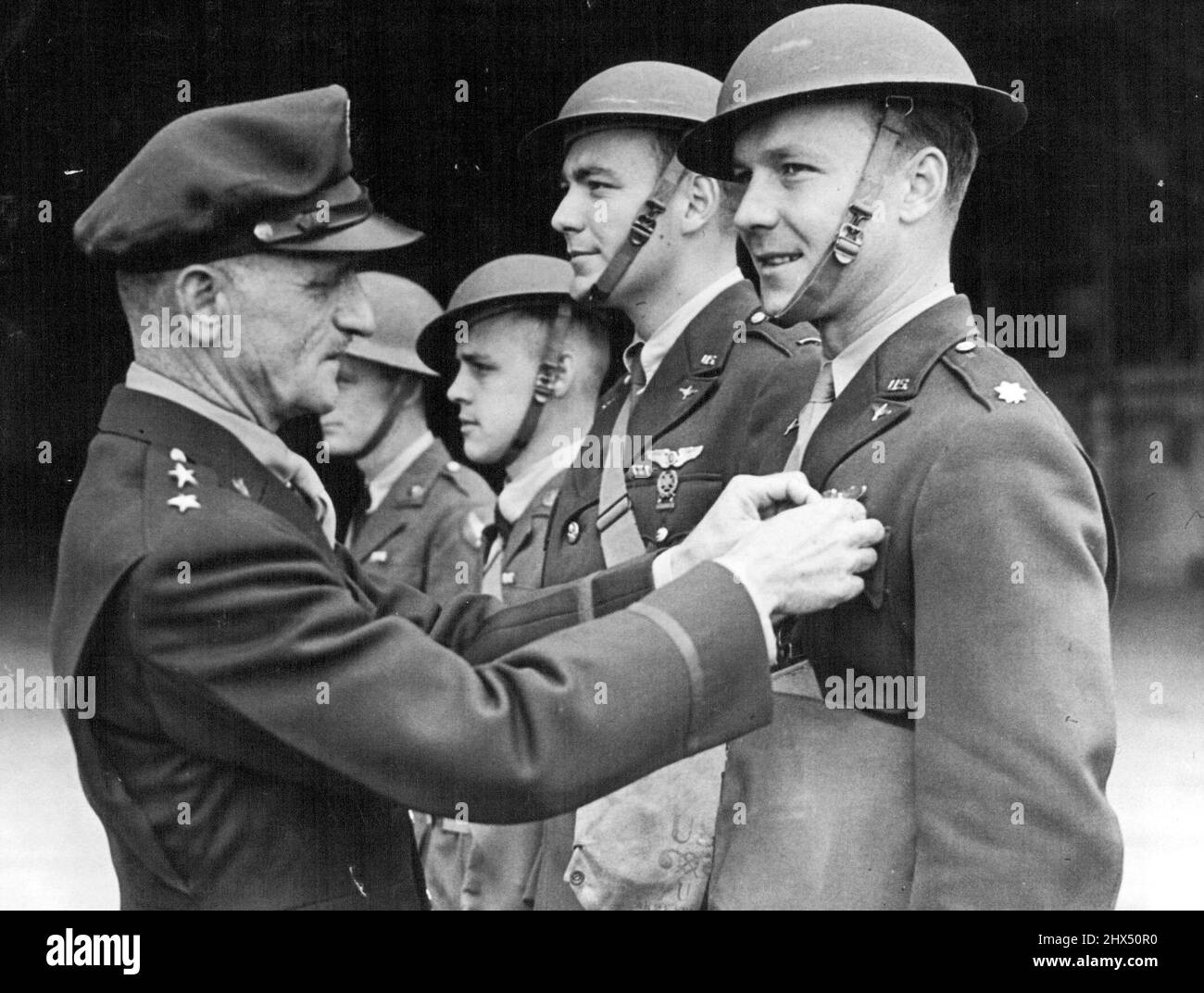 U.S.A. Airman Heros decorato -- maggiore Charles Kegelman, essendo decorato da Maj. Gen. Spaatz, R a L 2nd Lt. Pandall M. Dorton, Sgt. Robert Colay, Sgt. Bennie Cunningham. Oggi sono stati presentati i premi agli aerei americani, che hanno preso parte al grande raid sull'Olanda occupata di recente. Ottobre 6, 1942. (Foto di London News Agency Photos). Foto Stock