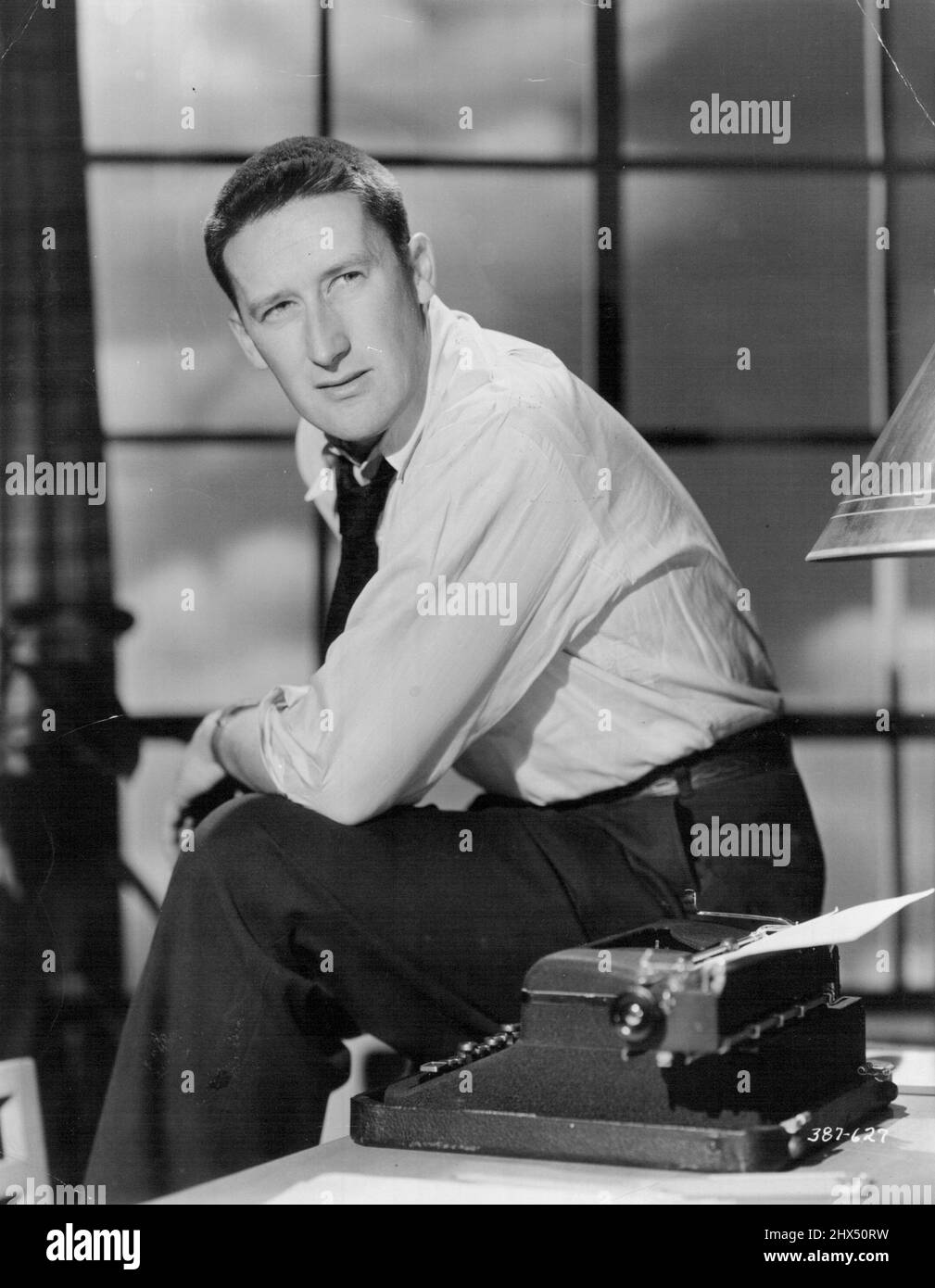 In un'indagine sulle abitudini di lettura mondiale, l'UNESCO ha scoperto che la scrittrice americana Topolino Spillane aveva un pubblico più grande di William Shakespeare. Mickey Spillane, il cui spettacolo, 'Mike Hammer' di Spillane con Darren McGivern, sostituirà 'Dr. Hudson's Secret Journal' di martedì ***** . Gennaio 21, 1955. Foto Stock