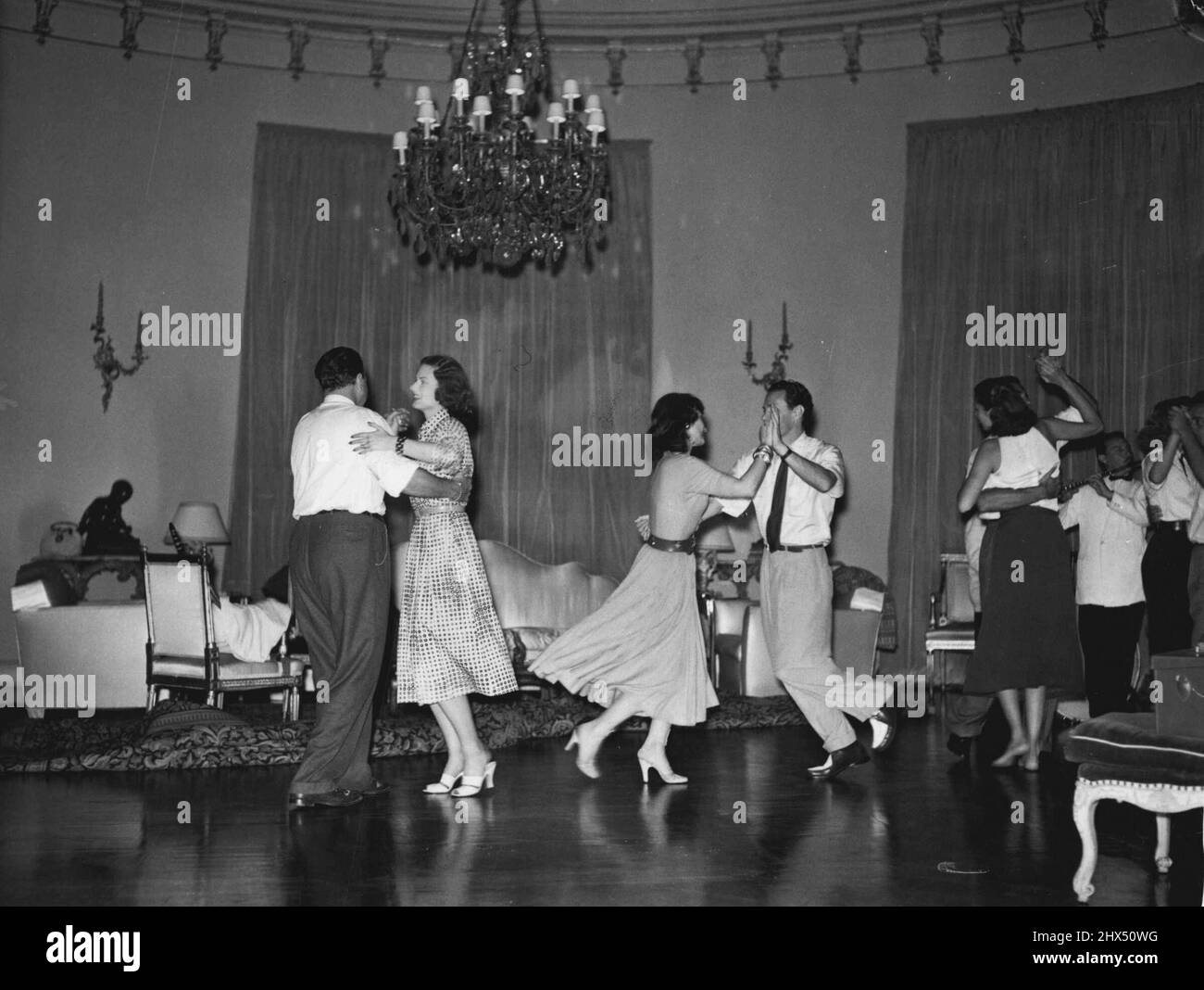 Sambas di: La padrona di casa Dolores Guinle, editorialista Harry Crocker; il regista Hugo Fregonese, Florence Marly; il Sig. E la Sig.ra (a piedi nudi) Montalban. Maggio 24, 1951. Foto Stock