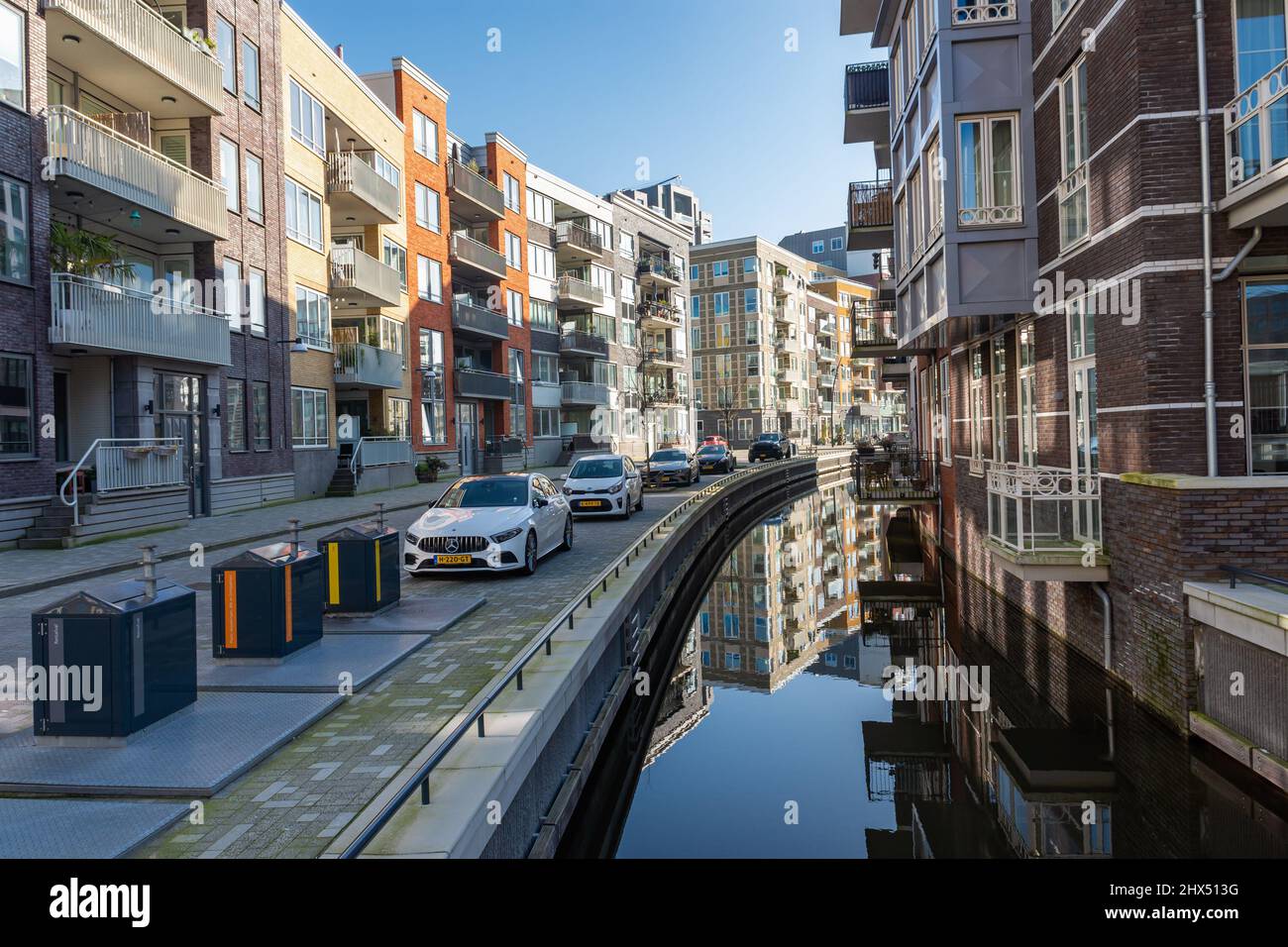 Diemen, Olanda settentrionale, Paesi Bassi, 05.03.2022, moderno quartiere olandese con architettura unica nel sud di Diemen, alla periferia di Amsterdam Foto Stock