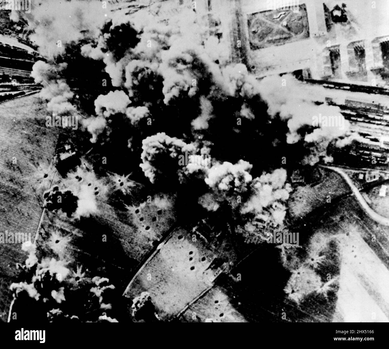 Le corrimano di Foligno, a nord di Roma, i bombardieri Mitchell della USAAF del 12th hanno stabilito questa perfetta concentrazione di bombe nei cantieri ferroviari di Foligno. I bombardamenti bloccavano la ferrovia e aiutarono la nuova invasione alleata a sud di Roma. Febbraio 05, 1944. (Foto di Fox). Foto Stock