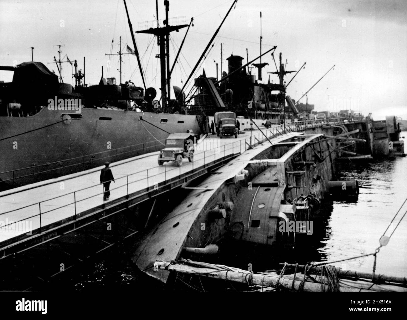 Porto di napoli seconda guerra mondiale immagini e fotografie stock ad alta  risoluzione - Alamy