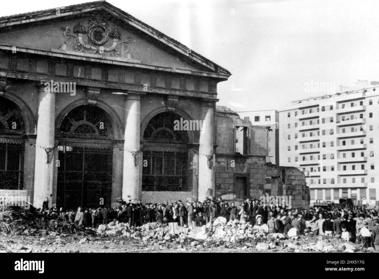 6th Ufficio di controllo del lavoro portuale di Napoli i civili italiani si allineano all'esterno dell'ufficio di controllo del lavoro portuale di Napoli 6th per ottenere occupazione nell'area portuale sotto la supervisione di un alleato. Diecimila saranno impiegati nel prossimo futuro. Vengono assunti tutti i tipi di lavoro, dalle stedores ai lavoratori portuali. Gli operai comuni ottengono 50, lire un il giorno, stevedores 80 lire. I salari sono fissati da 5th funzionari dell'esercito. Marzo 02, 1944. (Foto di stampa associata). Foto Stock