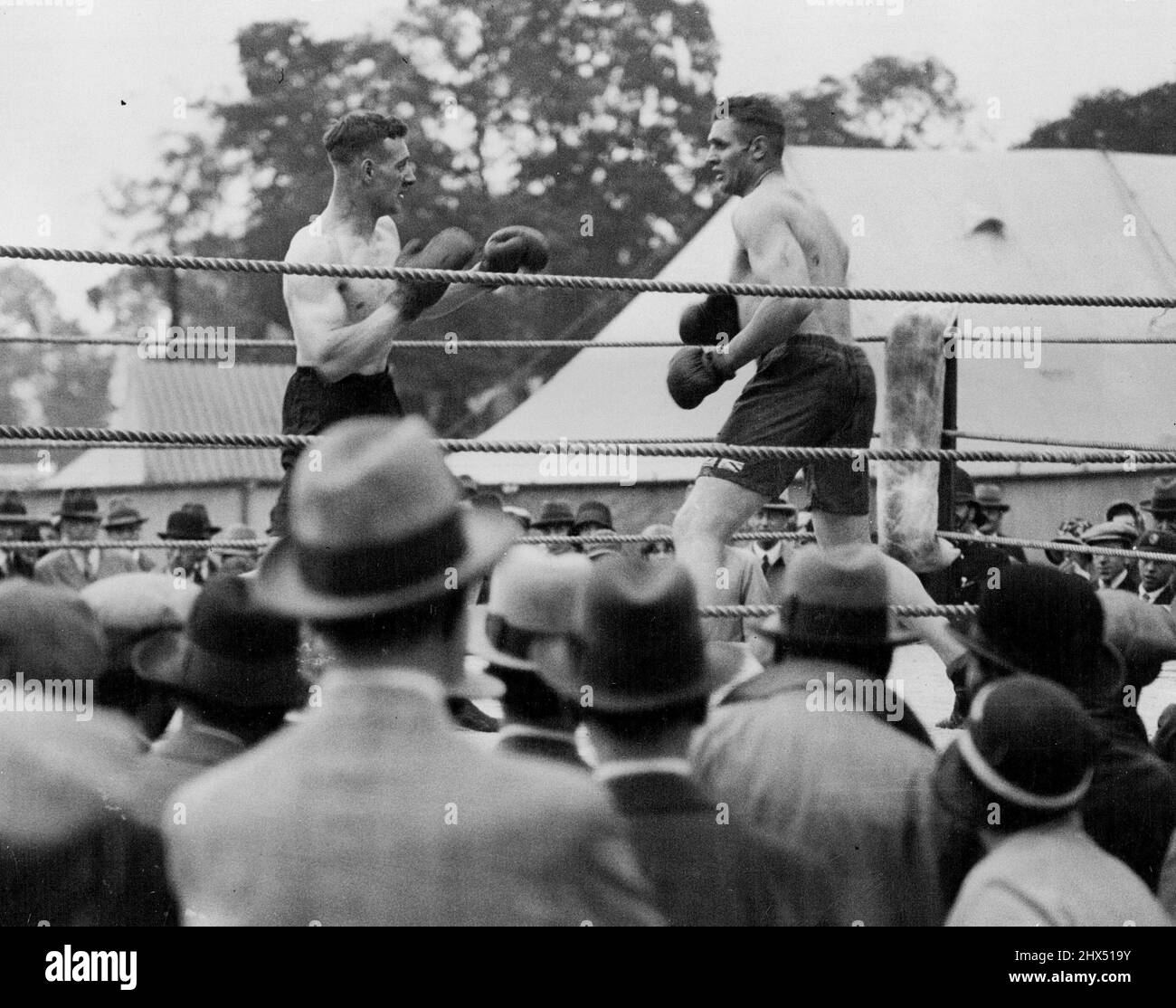Esposizione all'aperto di Phil Scott - Phil Scott e il suo partner principale, Eddie Steel, che danno un'esibizione nell'anello all'aperto a Dinner fate il sabato. Luglio 06, 1929. Foto Stock