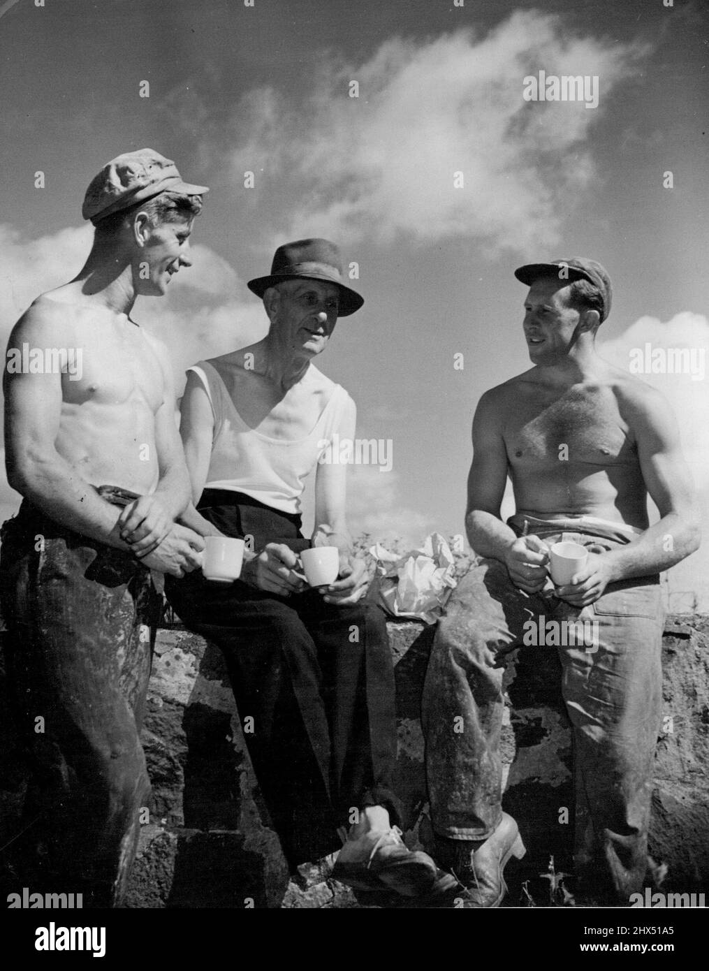 Queste fotografie hanno un forte sapore di Rugby, per i ragazzi non parlano altro che George Nicholson, un membro del famoso 1905 All Blacks. George ricorda a Bob e 'Dobbie' la famosa e molto controversa prova segnata dai Deans neozelandesi nella partita contro il Galles. "Ero un umpire di linea quel giorno", dice George, "e ho visto che accadde molto chiaramente, molto più chiaramente dell'arbitro, che era a 60 metri di distanza all'epoca e non poteva probabilmente vedere che cosa è accaduto. Deans ha segnato bene". George Nicholson è un bootmaker di professione, ma agisce come custode del capannone a del Ponsonny Club Foto Stock