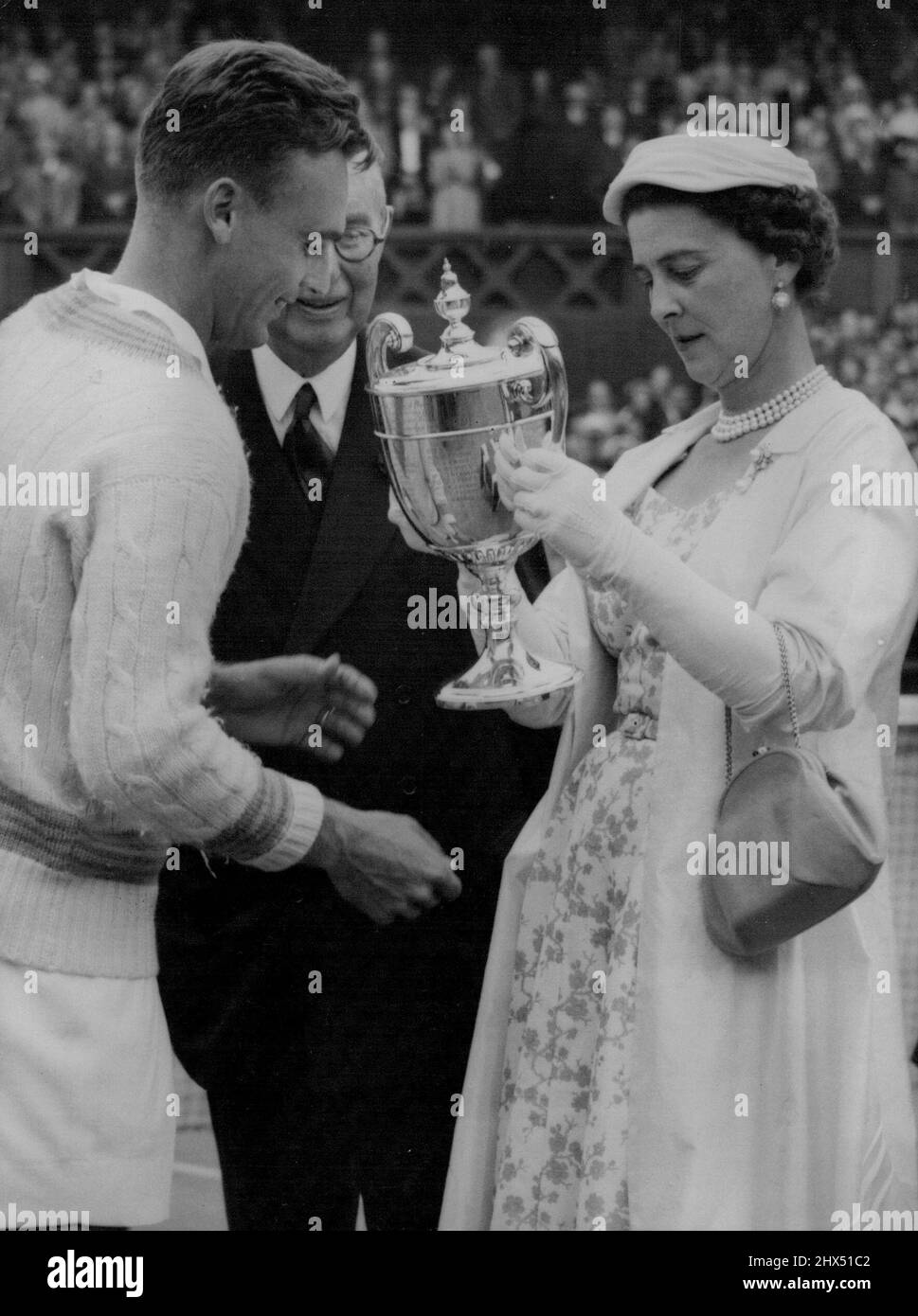 Seixas vince Singles : la duchessa del Kent legge l'iscrizione sul trofeo mentre la presenta a Vic Seixas di Philadelphia per la vittoria del suo Men's Singles Championship sul famoso centro di Wimbledon oggi 3 luglio. Seixas sconfisse Kurt Nielsen di Danimarca 9-7, 6-3, 6-4 in finale. Luglio 05, 1953. (Foto di stampa associata). Foto Stock