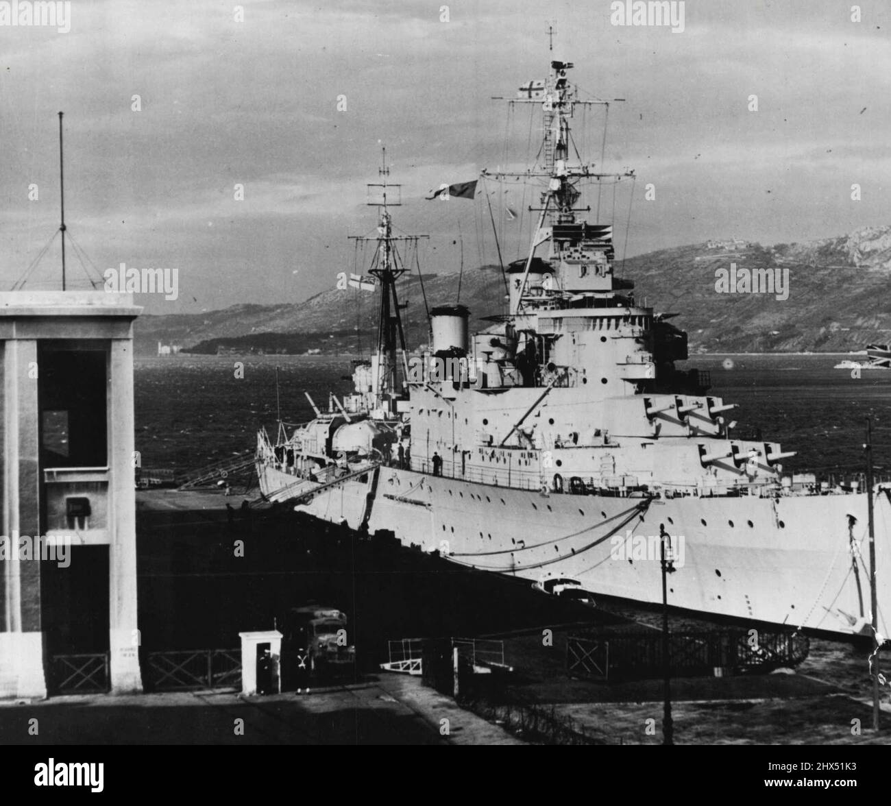 British Cruiser nel Golfo Persico -- l'incrociatore Mauritius durante una visita a Trieste. È stato annunciato dal ministro degli Esteri britannico, il Rt. Hon, Herbert Morrison, che il governo britannico ha ordinato il ***** Ton Cruiser H.M.S. Mauritius nelle vicinanze di Abadan, vicino alle raffinerie della Compagne del petrolio di Anglo Iranian. Il 'Mauritius' è la nave ammiraglia della flotta delle Indie Orientali ed è comandato dal Capitano E.O.F. Prezzo. Porta un complemento di 800 ufficiali e uomini e montando un armamento principale di nove pistole da sei pollici, è in grado di fare oltre 30 nodi. Abadan si trova sulla riva occidentale dello Shatt-al- Foto Stock