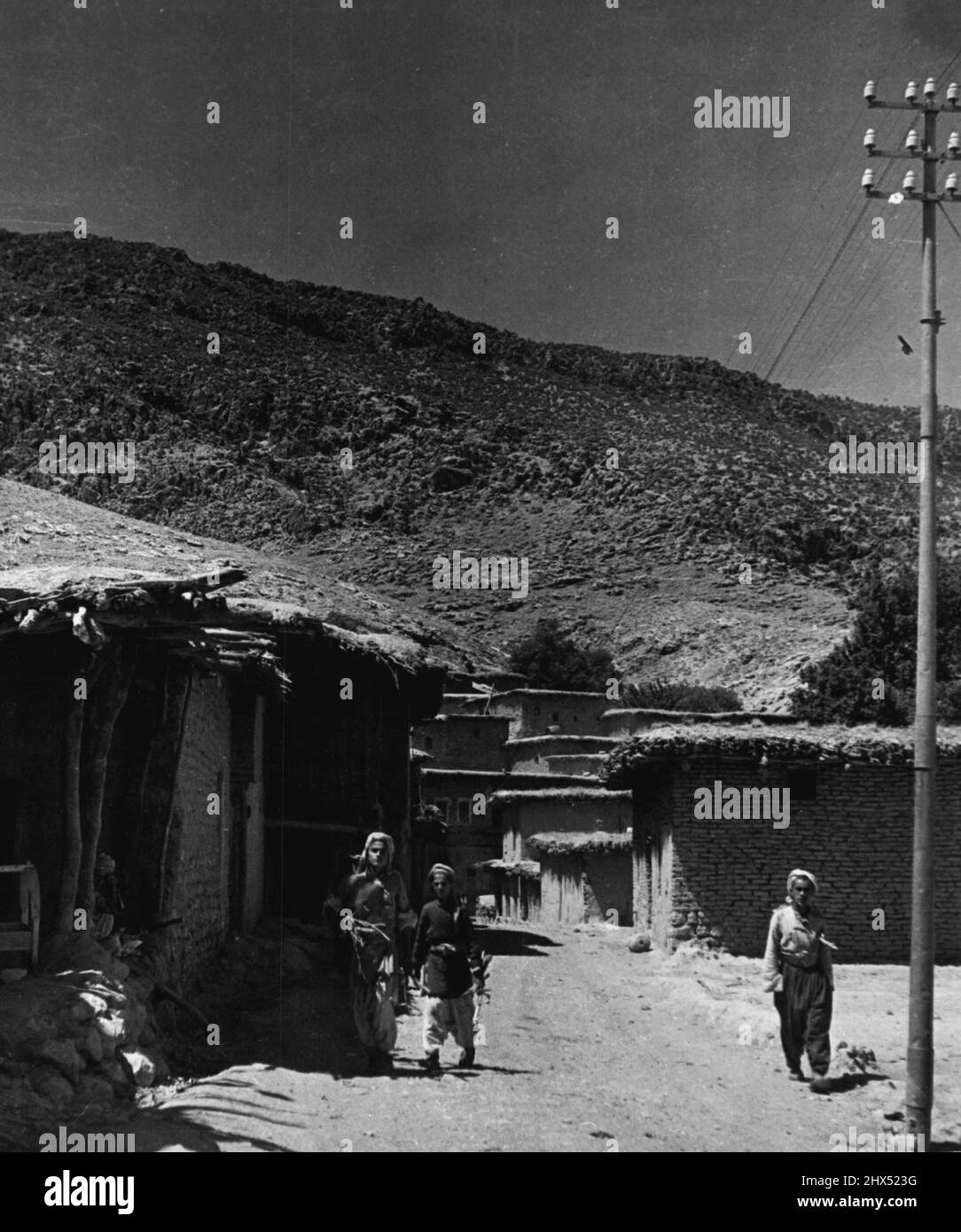 Kurdistan - Medio Oriente Danger Spot -- questo tipico villaggio di collina Kurd è costruito di mattoni di fango e gesso di fango impaccato in mezzo a travi di ceppo di sostegno. Agosto 19, 1949. (Foto di Pictorial Press). Foto Stock