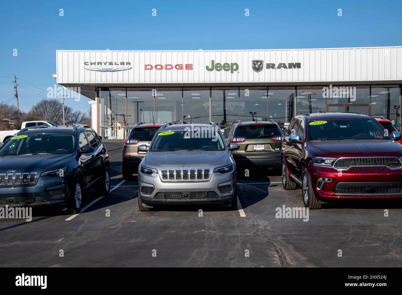 Lansing, Kansas. Lotto concessionario auto che mostra nuovi 2021 veicoli sul lotto. Foto Stock Lansing, Kansas. Lotto concessionario auto che mostra nuovi 2021 veicoli sul lotto. Foto Stock