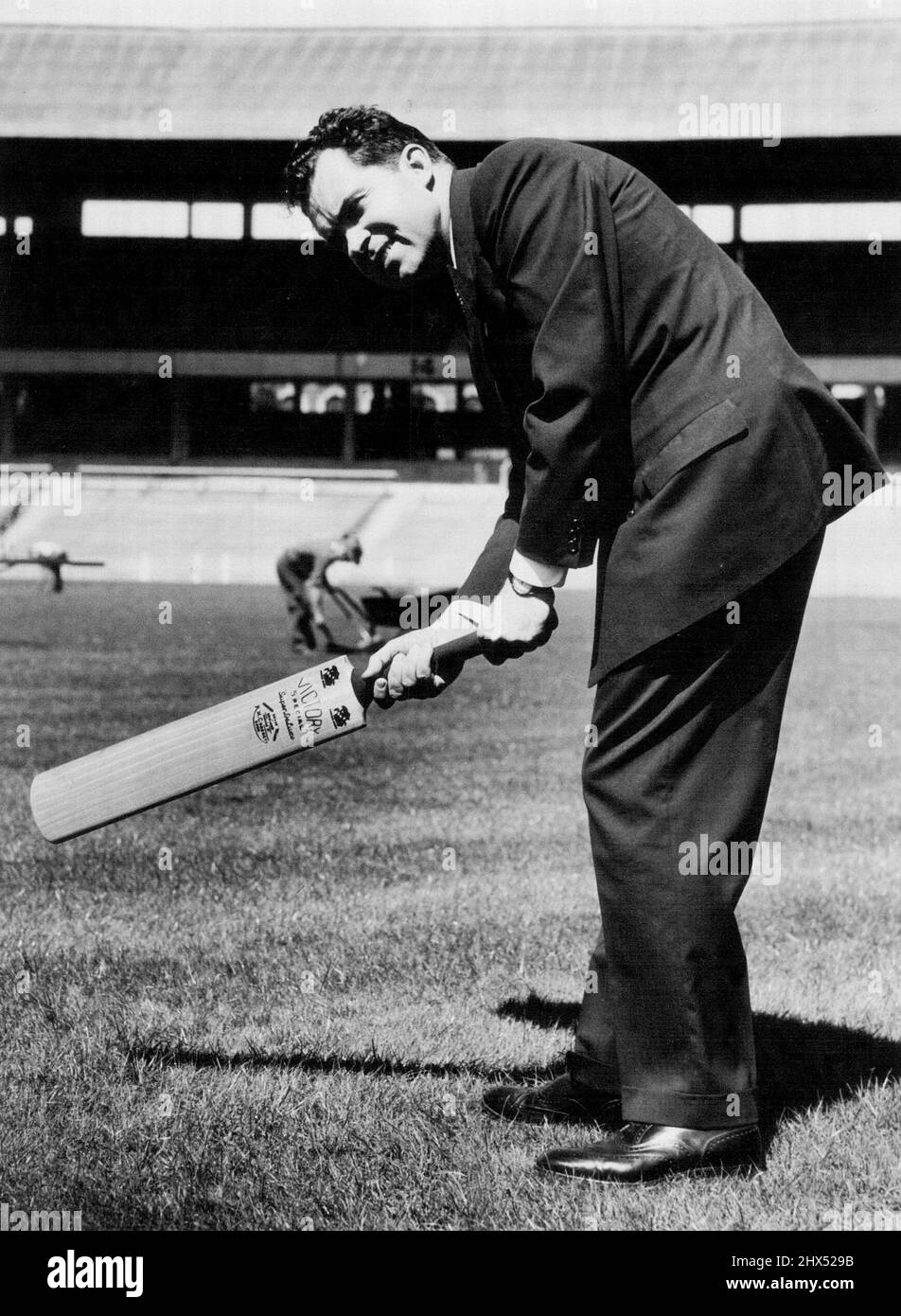Nixon è stato su Un buon Wicket-- il presidente del Melbourne Cricket Club, il Dr. W. C. McClelland, si è rivolto al vice presidente americano, il Sig. Richard Nixon, oggi, e ha detto: 'Stiamo ora camminando sopra il test Wicket'. Il signor Nixon si fermò sulle sue tracce: Non possiamo farlo!" ha detto. "Non possiamo camminare sul Test Wicket che sapete", ma poi è entrato nello spirito di un'occasione allegra, ha accettato un cricket pipistrello e ha posto per i fotografi con esso. Si chinò in una posizione di cricket - ma adottò un grip di baseball. Ottobre 21, 1953. Foto Stock