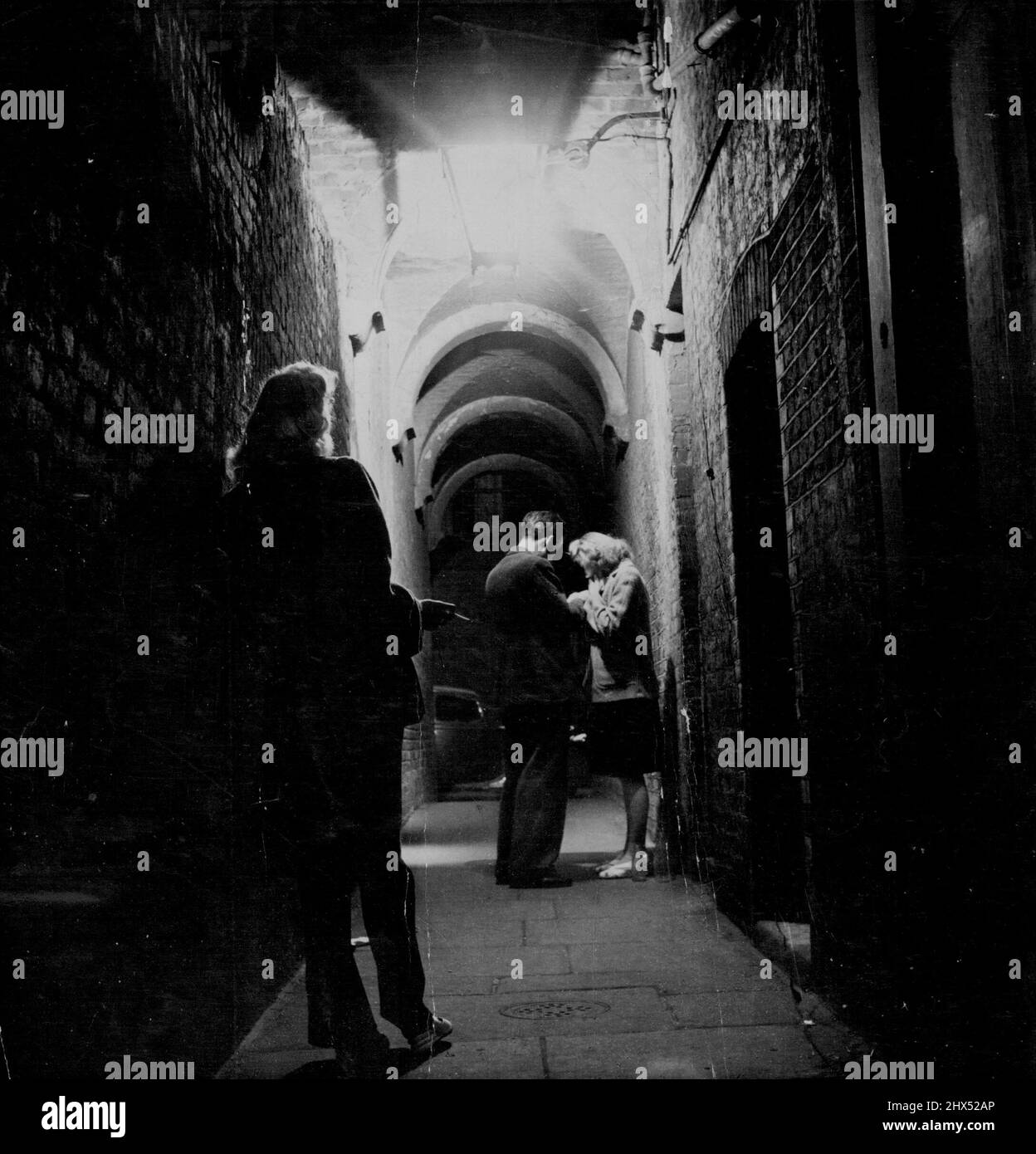 Una scena tipica in un vicolo londinese dove la donna della notte si fida del commercio che il Dott. Sangster ha denunciato come un male morale che minaccia il futuro della nazione. Aprile 21, 1954. Foto Stock