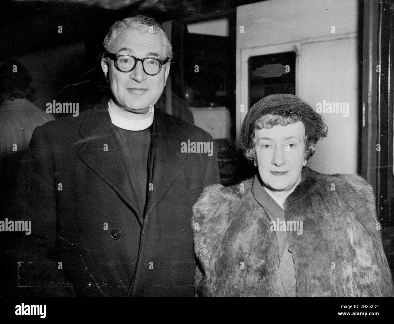 Il Dott. Sangster e sua moglie fuori su World TourDr. W.E. Sangster, 51, ministro del Central Hall, Westminister, Londra, ha dipinto con sua moglie alla stazione di Waterloo, Londra, oggi (martedì) mentre partirono a bordo del Cantone di linea P.& O. a Southampton per raggiungere l'India e Ceylon, Prima tappa di un tour mondiale di sette mesi. L'obiettivo principale del viaggio è la consegna della Conferenza di Cato alla conferenza della Chiesa Metodista dell'Australia a Brisbane, Australia, a maggio Dr. E Sangster visiteranno anche la Nuova Zelanda, le Fiji e Honolulu, E ritorno in guerra di San Francisco e Los Angele Foto Stock