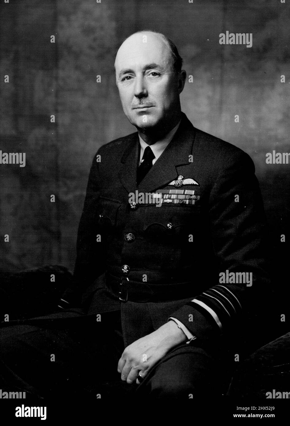 Capo Servizio britannico: Air Chief Marshal Sir Arthur Sanders K.C.B., K.B.E. Comandante dell'Imperial Defense College; ex comandante in capo dell'aviazione del Medio Oriente. Maggio 3, 1954. (Foto di Bassano, Camera Press). Foto Stock