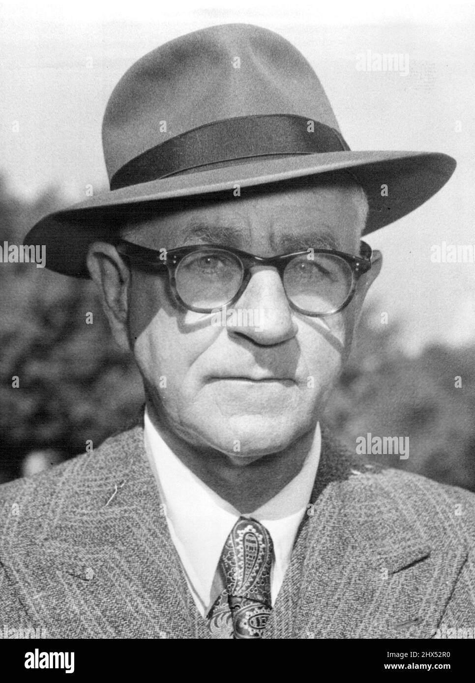 Jacob L. Raith imputato nel credito da parte del creditore di prova S.G. Barnes per presunta diffamazione. Agosto 21, 1952. (Foto di Martin/Fairfax Media) Foto Stock