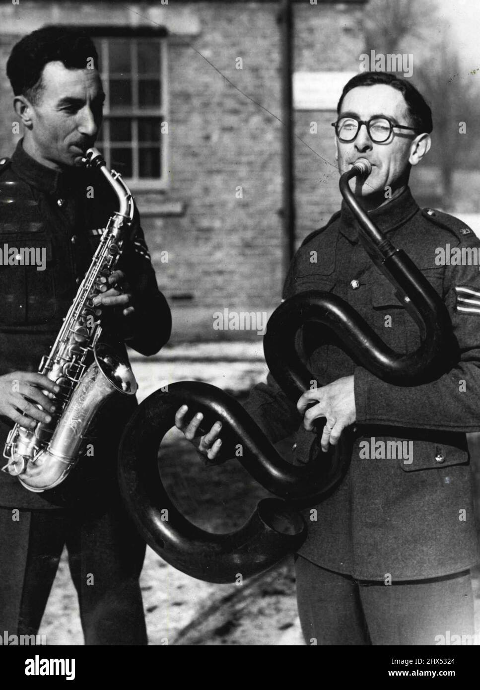 ***** Hall, Twickenham, Middlesex, dove l'esercito britannico ***** Sono addestrati, c'è un Museo di strumenti musicali antichi. A destra di questa immagine si trova una delle ***** Chiamato 'Serrpent'. Viene confrontato con il ***** . La musica va in giro. Un antico strumento musicale viene confrontato con un moderno assofono al Middlesex, dove vengono addestrati i musicisti dell'esercito britannico. Si chiama il 'Serpent.' ed è esposto in un museo di strumenti antichi. Giugno 14, 1947. Foto Stock