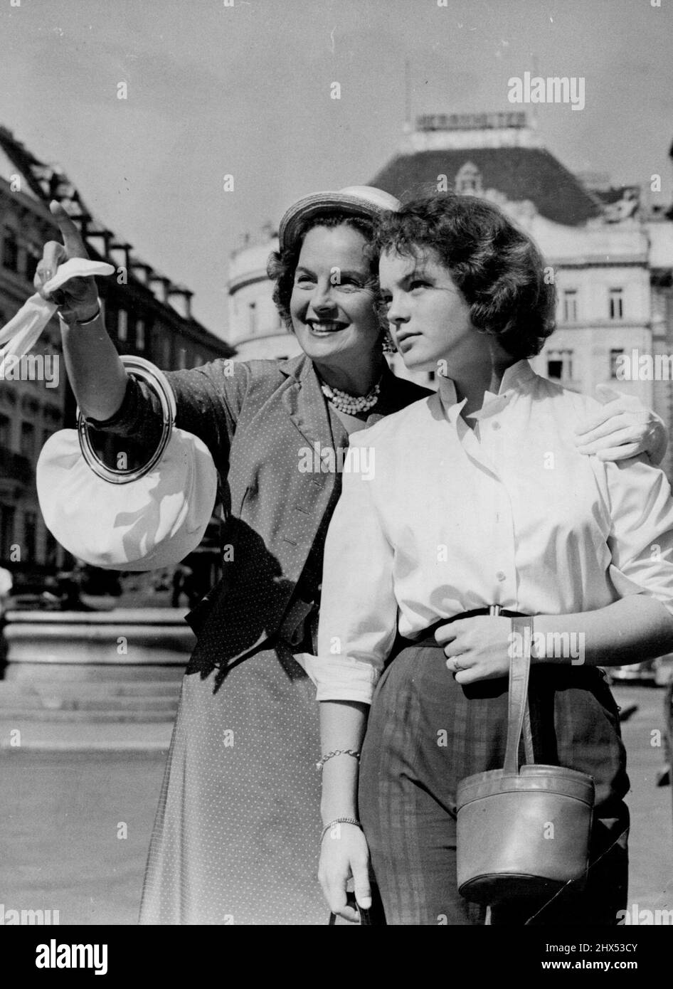 Madre e figlia per condividere la regina Victoria Roles -- il famoso Filmstar Magda Schneider mostra a sua figlia Rommy i luoghi di interesse di Vienna, dove devono giocare insieme nel nuovo film a colori giovani di una regina. Magda Schneider famosa stella tedesca di film gay per gli ultimi vent'anni. È arrivato a Vienna per suonare la parte della Regina Vittoria in un nuovo film a colori "Youth of a Queen". Magda ritrarrà la Regina nei suoi giorni successivi, e la sua figlia di 15 anni Rommy giocherà la parte della Regina Vittoria nella sua giovinezza. Rommy ha spesso agito con sua madre in film e la loro somiglianza facciale farà un Foto Stock