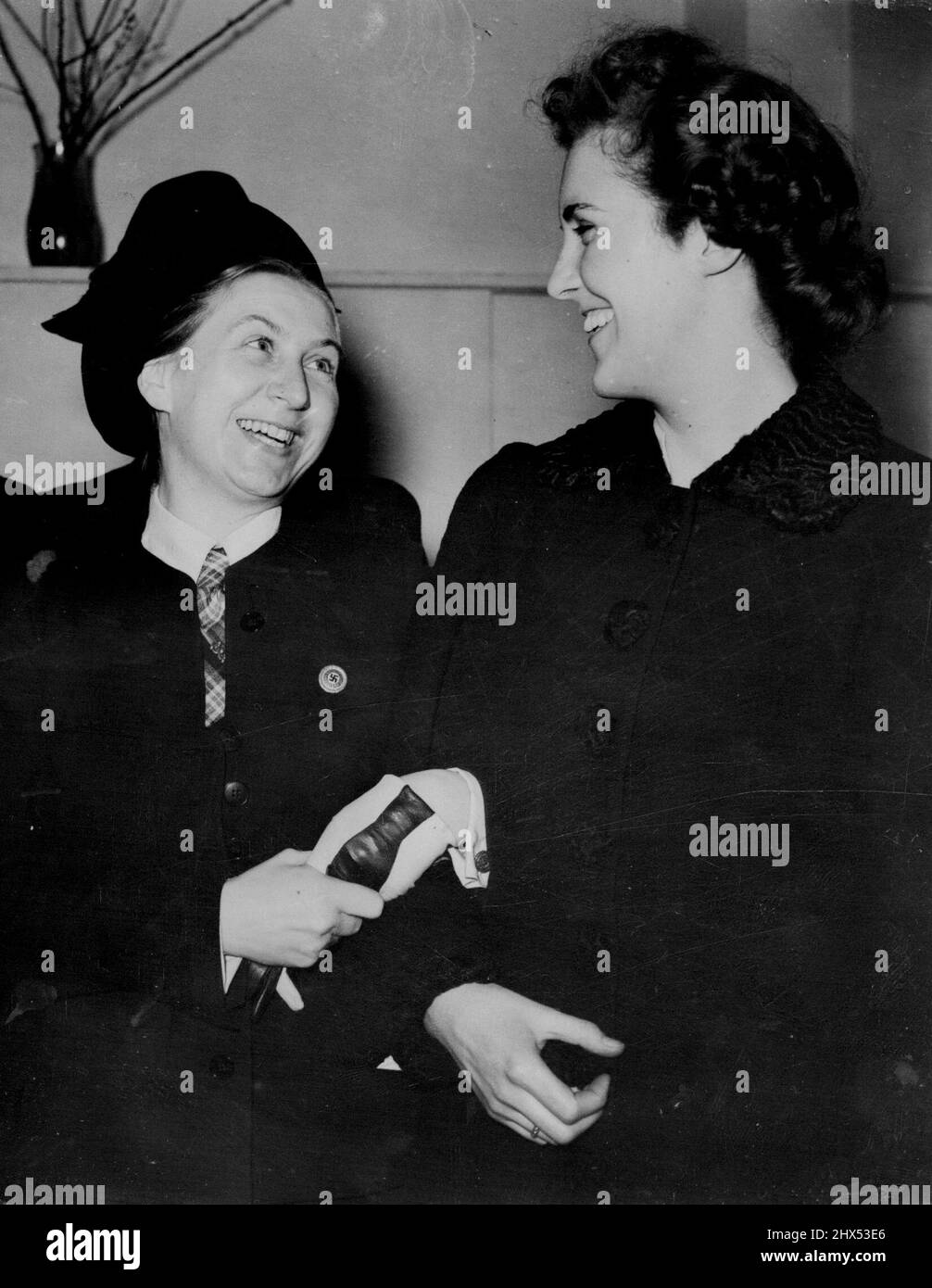 Il leader delle donne naziste visita la Lega di Salute e bellezza sede centrale - Frau Gertrud Scholtz-Klink fotografato con Lady Douglas Hamilton. Frau Gertrud Scholtz-Klink, leader femminile nazista in visita di quattro giorni a Londra, questa sera ha visitato la sede della Women's League of Health & Beauty, a Great Portland Street. Marzo 08, 1939. (Foto di Keystone) Foto Stock