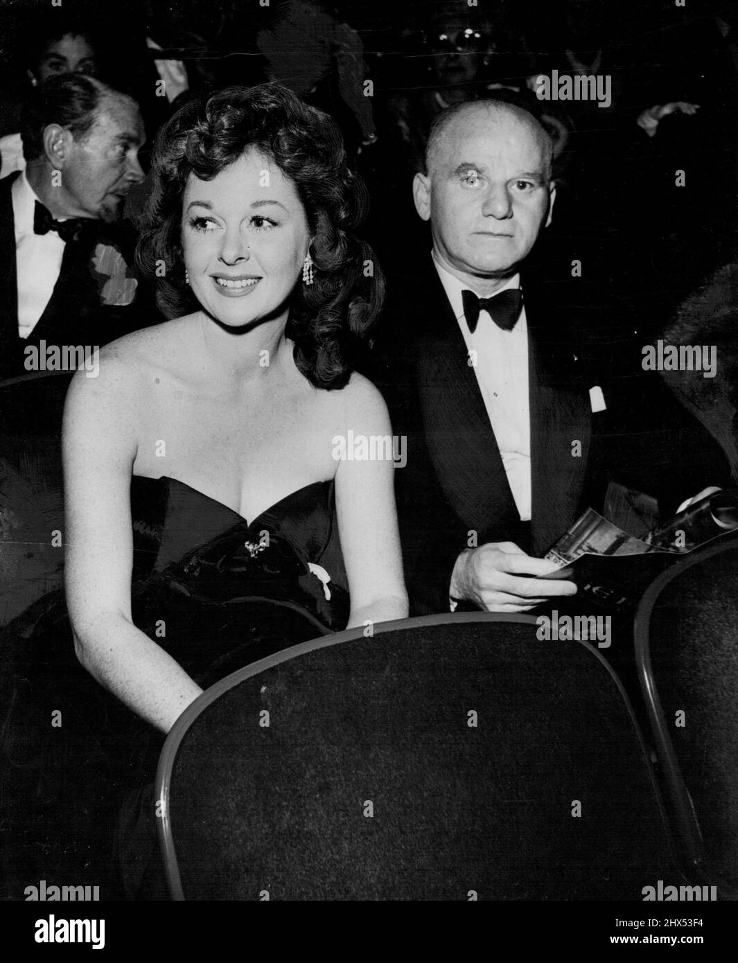 Susan Hayward ha fatto la sua prima apparizione pubblica dalla sua rottura con il marito, Jess Barker, ad una prima con 20th Century-Fox executive, Lew Schreiber. Il gentleman bearded è Clifton Webb. Novembre 30, 1953. Foto Stock