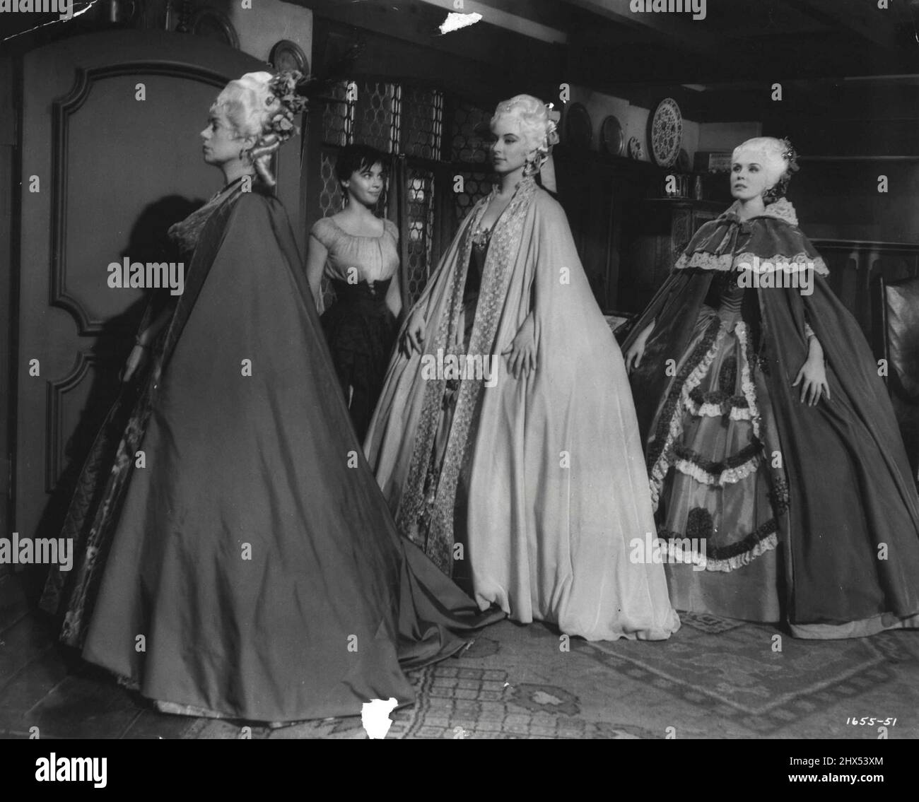 Fuori alla palla ... mentre Leslie Caron si alza pop-eyed alla loro bellezza, sono, da sinistra a destra, Elsa Lanchester, Amanda Blake e Lisa Daniels. La M-G-M 'The Glass Slipper' è stata diretta da Charles Walters e prodotta a colori da Edwin H. Knopf. Michael Wilding e Keenan Wynn, Estelle Winwood e Barry Jones sono anch'essi a capo del cast. Enviously lei guarda la sua madre e le sue sorelle di steppa (Elsa Lanchester, Amanda Blake e Lisa Daniels), vanno per la palla palazzo. Marzo 14, 1955. Foto Stock